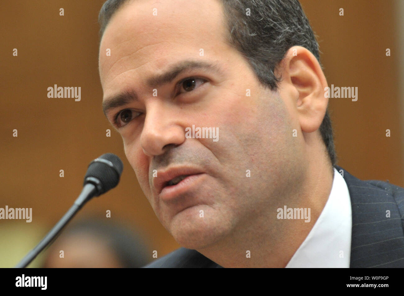 Neil Barofsky, spezielle generalinspekteur Für das Troubled Asset Relief Program (TARP) bezeugt, während ein Haus Aufsicht und Regierungsreform Ausschuss Anhörung über AIG Boni in Washington am 14. Oktober 2009. UPI/Kevin Dietsch Stockfoto