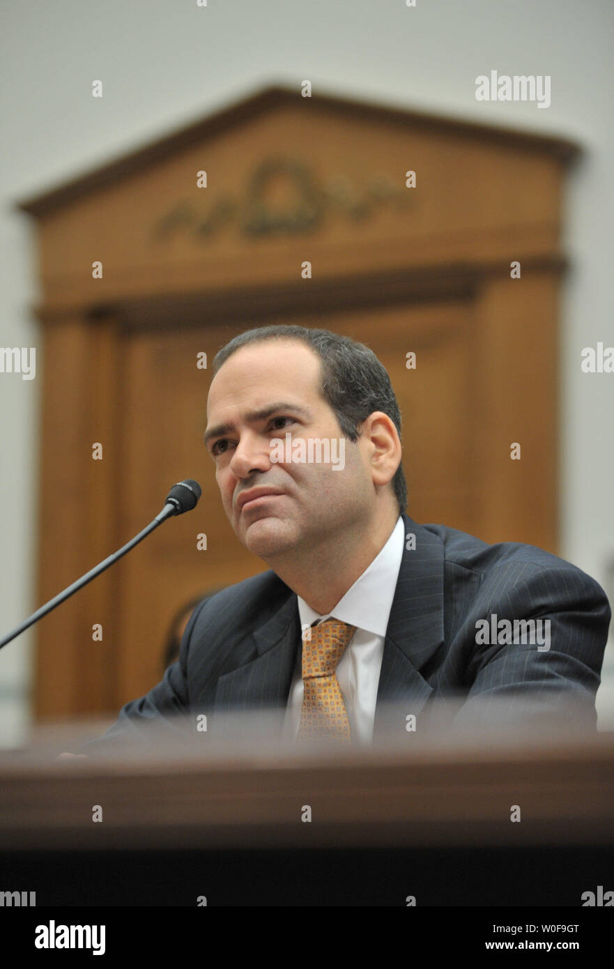 Neil Barofsky, spezielle generalinspekteur Für das Troubled Asset Relief Program (TARP) bezeugt, während ein Haus Aufsicht und Regierungsreform Ausschuss Anhörung über AIG Boni in Washington am 14. Oktober 2009. UPI/Kevin Dietsch Stockfoto