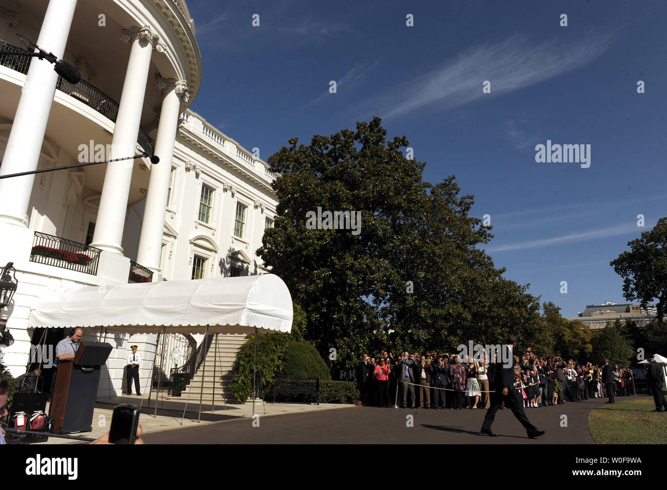 Us-Präsident Barack Obama fährt aus dem Süden Rasen des Weißen Hauses auf dem Weg nach New York für eine Spendenaktion am 20. Oktober 2009. UPI/Roger L. Wollenberg Stockfoto