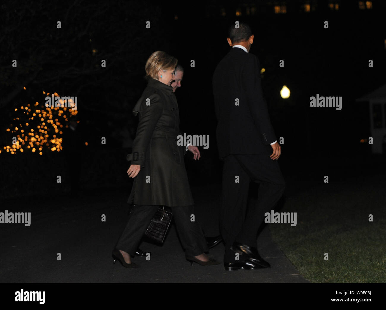 Us-Präsident Barack Obama (R), Außenministerin Hillary Clinton (L) und Verteidigungsminister Robert Gates zu Fuß über den Rasen des Weißen Hauses board Marine in Washington am 1. Dezember 2009 zu. Präsident Obama reist zu West Point Military Academy in New York auf einer geplanten Erhöhung der Truppen und der Strategie für die Beendigung des Krieges in Afghanistan zu sprechen. Der Aufbau ist darauf ausgerichtet, den Taliban Fortschritte im Land umzukehren und afghanischen Soldaten und Polizisten zu trainieren. Vorsitzende des Generalstabs Admiral Michael Mullen (nicht abgebildet) reiste auch mit Präsident Obama. UPI/Alexi Stockfoto