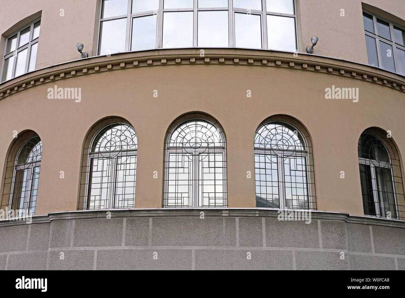 Drei Arch Windows mit Schutz Sicherheit Bars Stockfoto