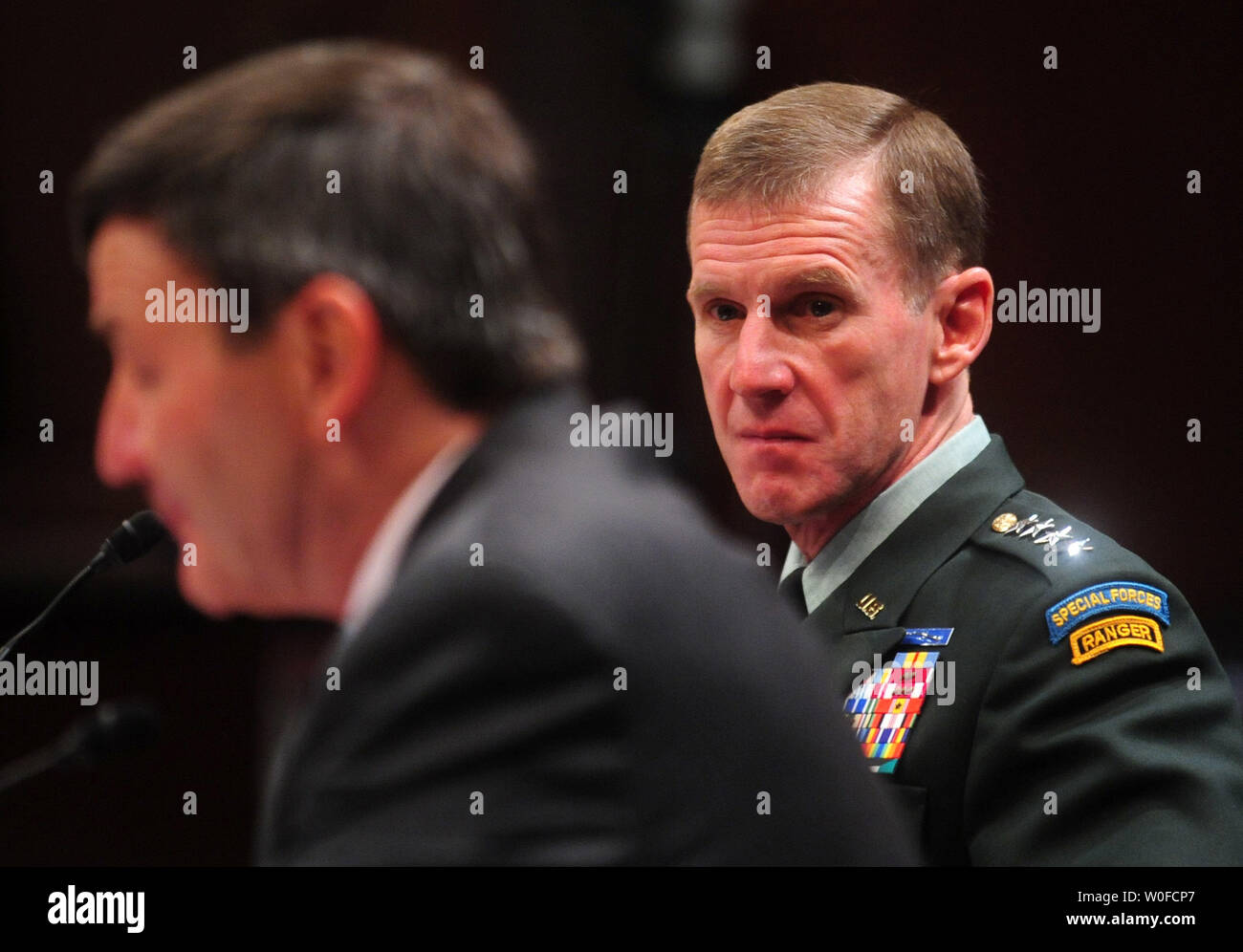 Armee, General Stanley McChrystal (R) und der US-Botschafter in Afghanistan, Karl Eikenberry bezeugen vor einem House Armed Services Committee Hearing über Afghanistan, in Washington am 8. Dezember 2009. UPI/Kevin Dietsch Stockfoto