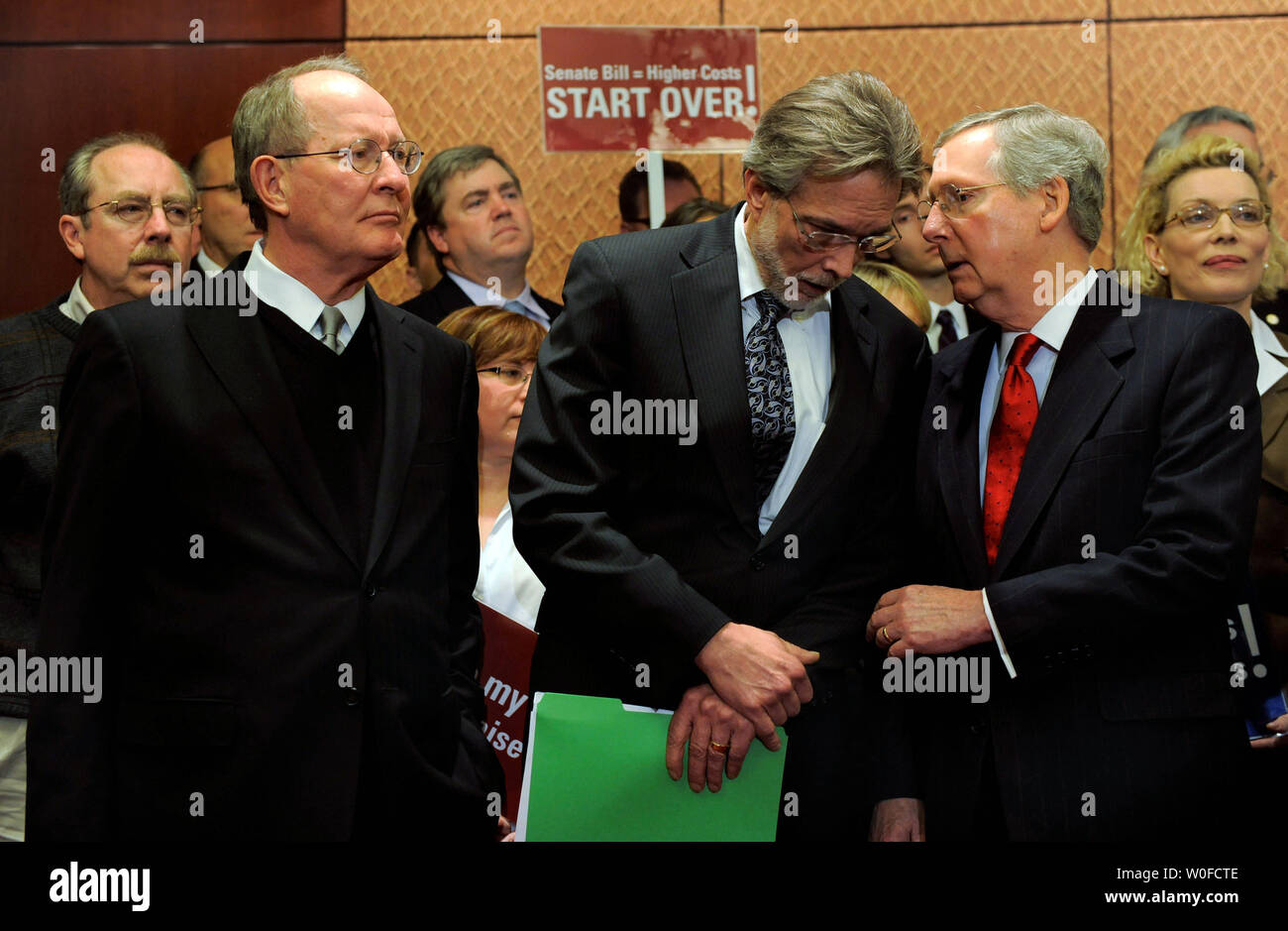 Republikanische Minderheit Leader sen Mitch McConnell (R - KY), (R), flüstert zu Bruce Josten (C), ein Beamter mit der US-Handelskammer, als Senator Lamar Alexander (R-TN) auf einem health care Rallye auf dem Capitol Hill am 9. Dezember in Washington 2009 aussieht. Senatoren schlossen sich anderen Handelskammer Mitglieder zu den Demokraten fordern die Kosten der Gesundheitsreform zu senken. UPI/Mike Theiler Stockfoto