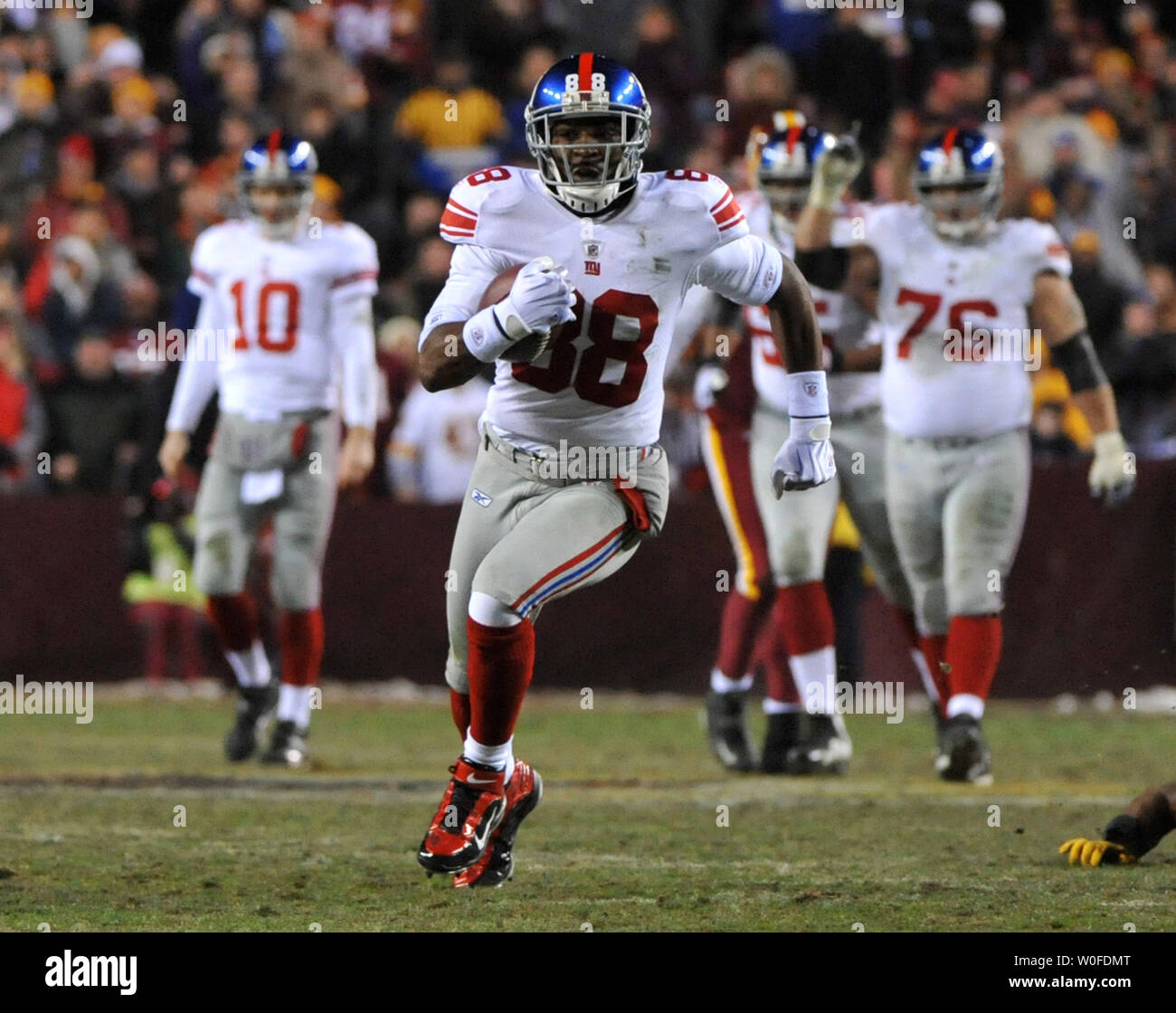 New York Giants' Hakeem Kerben läuft für eine 45 Yard Rezeption gegen die Washington Redskins im zweiten Quartal FedEx Field in Landover, Maryland am 21. Dezember 2009. UPI/Kevin Dietsch Stockfoto