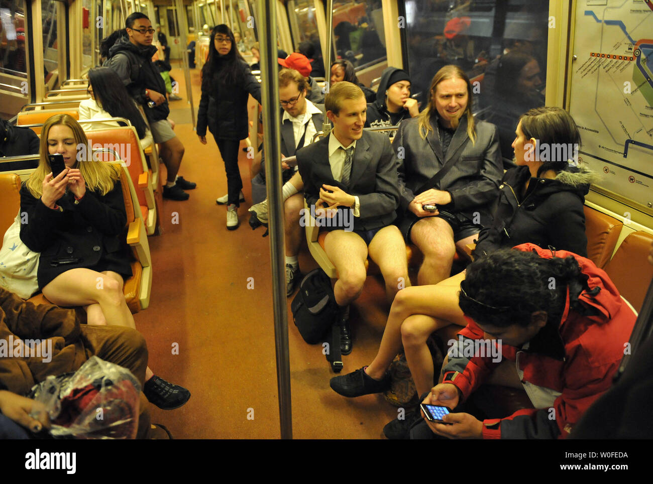 Pantsless Metro Mitfahrer beteiligen sich an der 9. jährlichen Keine Hosen mit der U-Bahn, in Washington am 10. Januar 2009. Die Gruppe Improv Everywhere die internationale Veranstaltung, in der die Teilnehmer in 44 Städten in 16 Ländern organisiert. UPI/Kevin Dietsch Stockfoto