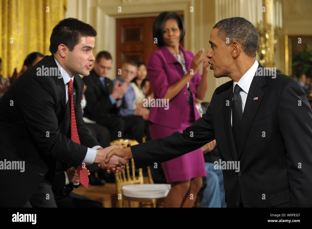 Us-Präsident Barack Obama schüttelt Hände mit Austin Rechtsanwalt Ben De Leon, Große/kleine Bruder des Jahres, nachdem Obama Bemerkungen bei einer Veranstaltung zu Ehren des nationalen Mentoring Monat im East Room des Weißen Hauses in Washington am 20. Januar 2010 gemacht. UPI/Roger L. Wollenberg Stockfoto