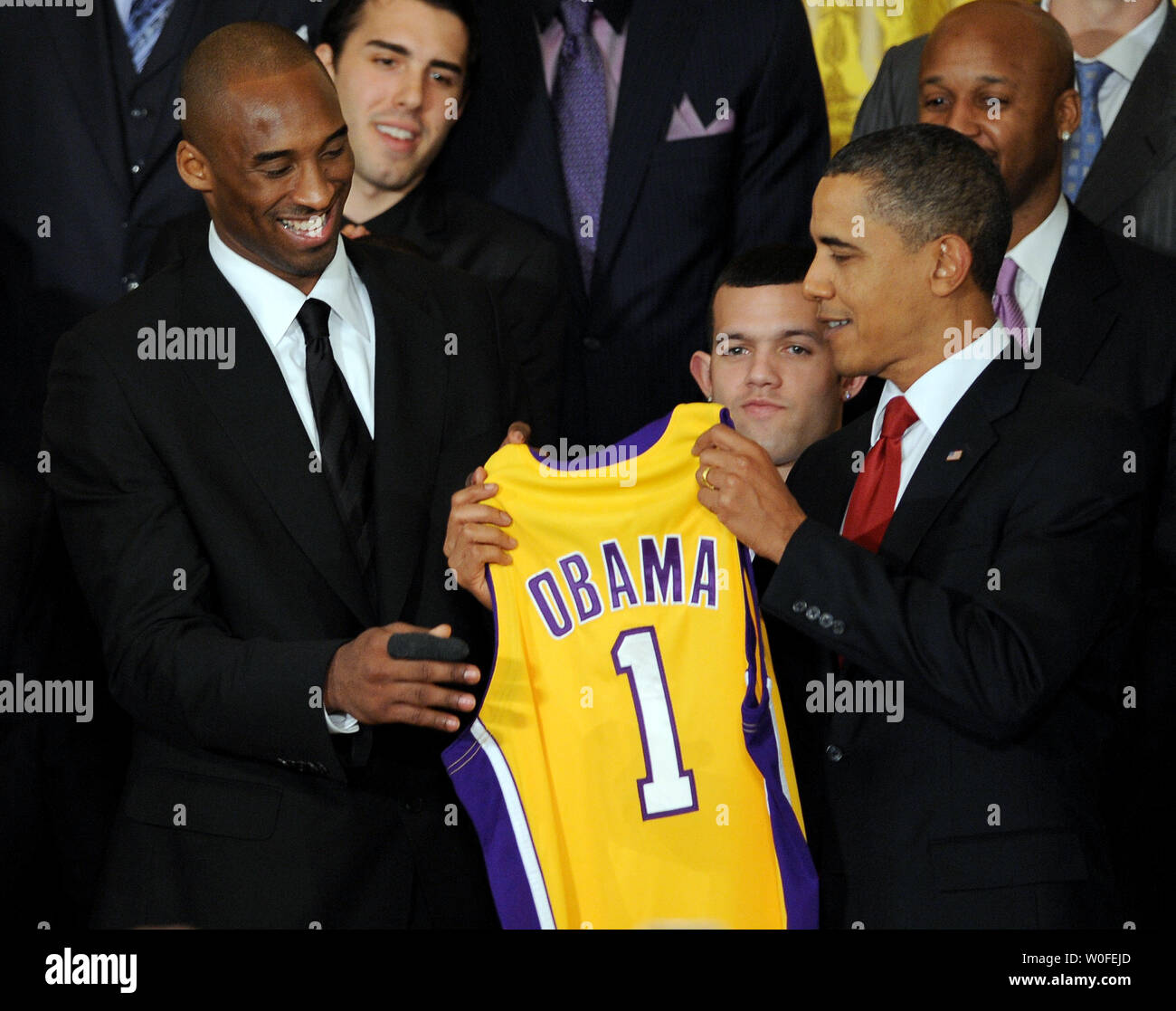 Us-Präsident Barack Obama übernimmt ein Jersey Lakers von Kobe Bryant als Obama hosts der National Basketball Association Meister 2009 Los Angeles Lakers im East Room des Weißen Hauses in Washington am 25. Januar 2010. UPI/Roger L. Wollenberg Stockfoto