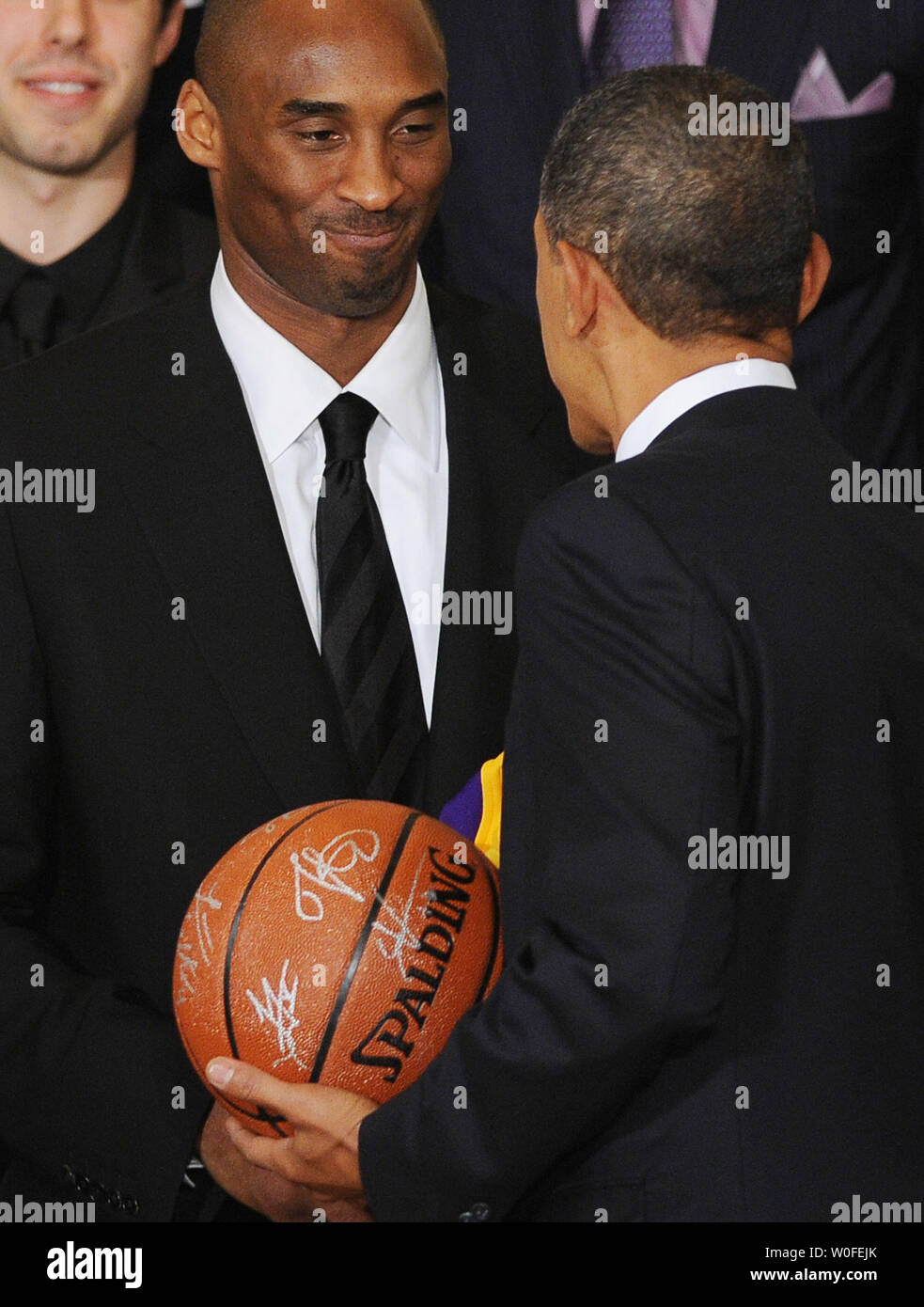 Us-Präsident Barack Obama schüttelt Hände mit guard Kobe Bryant als Obama hosts der National Basketball Association Meister 2009 Los Angeles Lakers im East Room des Weißen Hauses in Washington am 25. Januar 2010. UPI/Roger L. Wollenberg Stockfoto