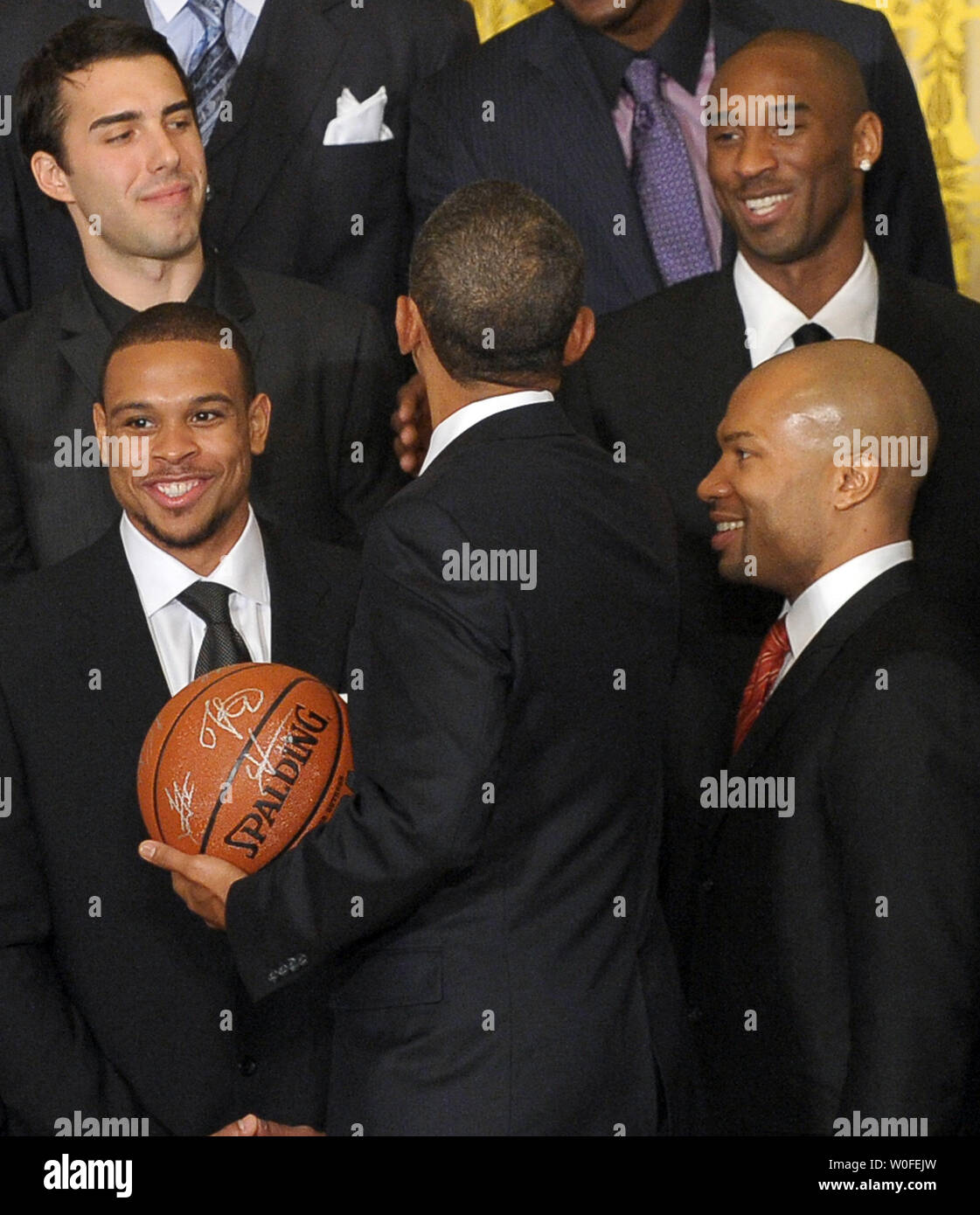 Us-Präsident Barack Obama begrüßt guard Kobe Bryant (oben rechts) und die anderen Mitglieder der National Basketball Association Meister Los Angeles Lakers 2009 im East Room des Weißen Hauses in Washington am 25. Januar 2010. UPI/Roger L. Wollenberg Stockfoto