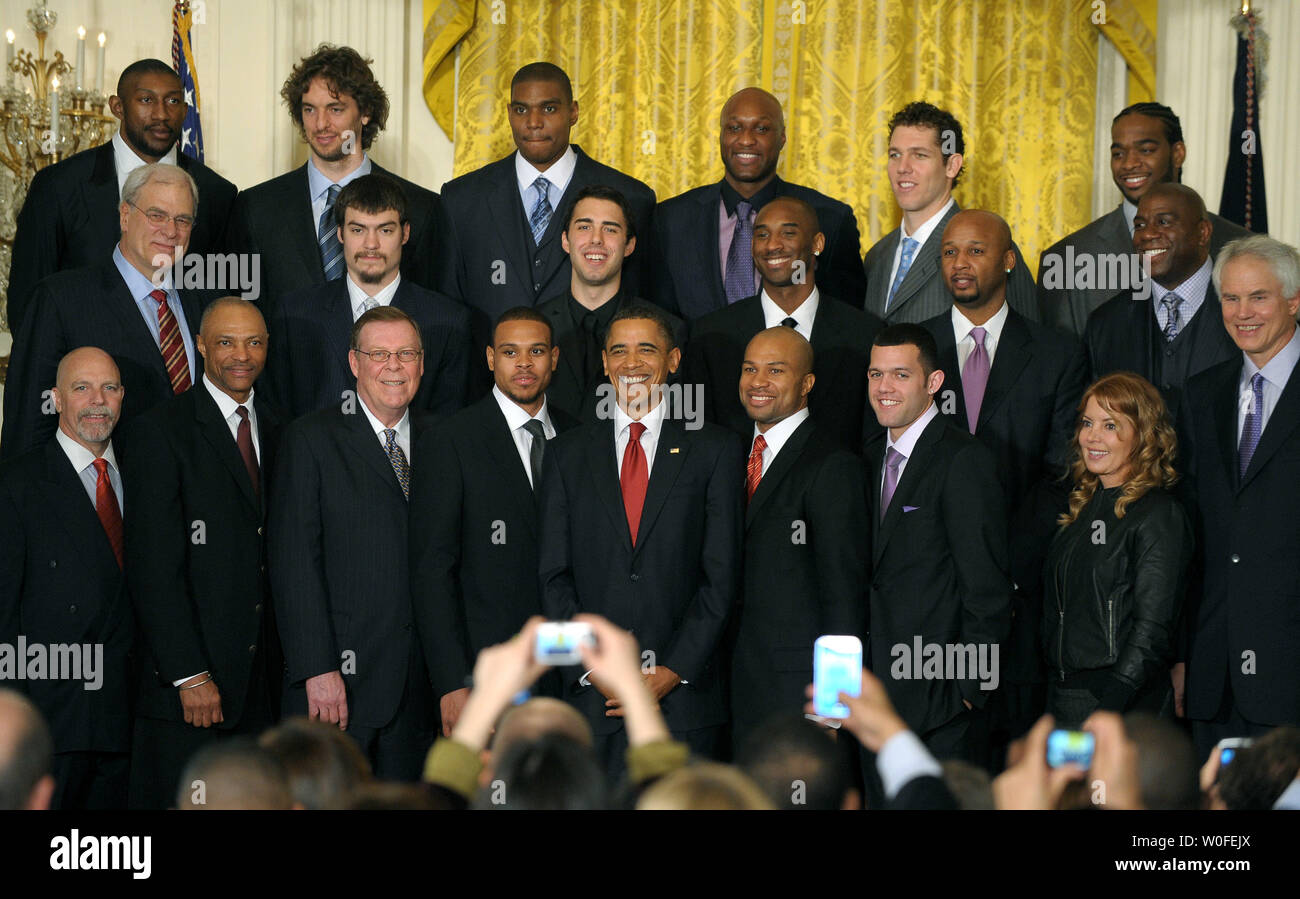 Us-Präsident Barack Obama posiert für ein Foto als er bewirtet der National Basketball Association Meister 2009 Los Angeles Lakers im East Room des Weißen Hauses in Washington am 25. Januar 2010. UPI/Roger L. Wollenberg Stockfoto