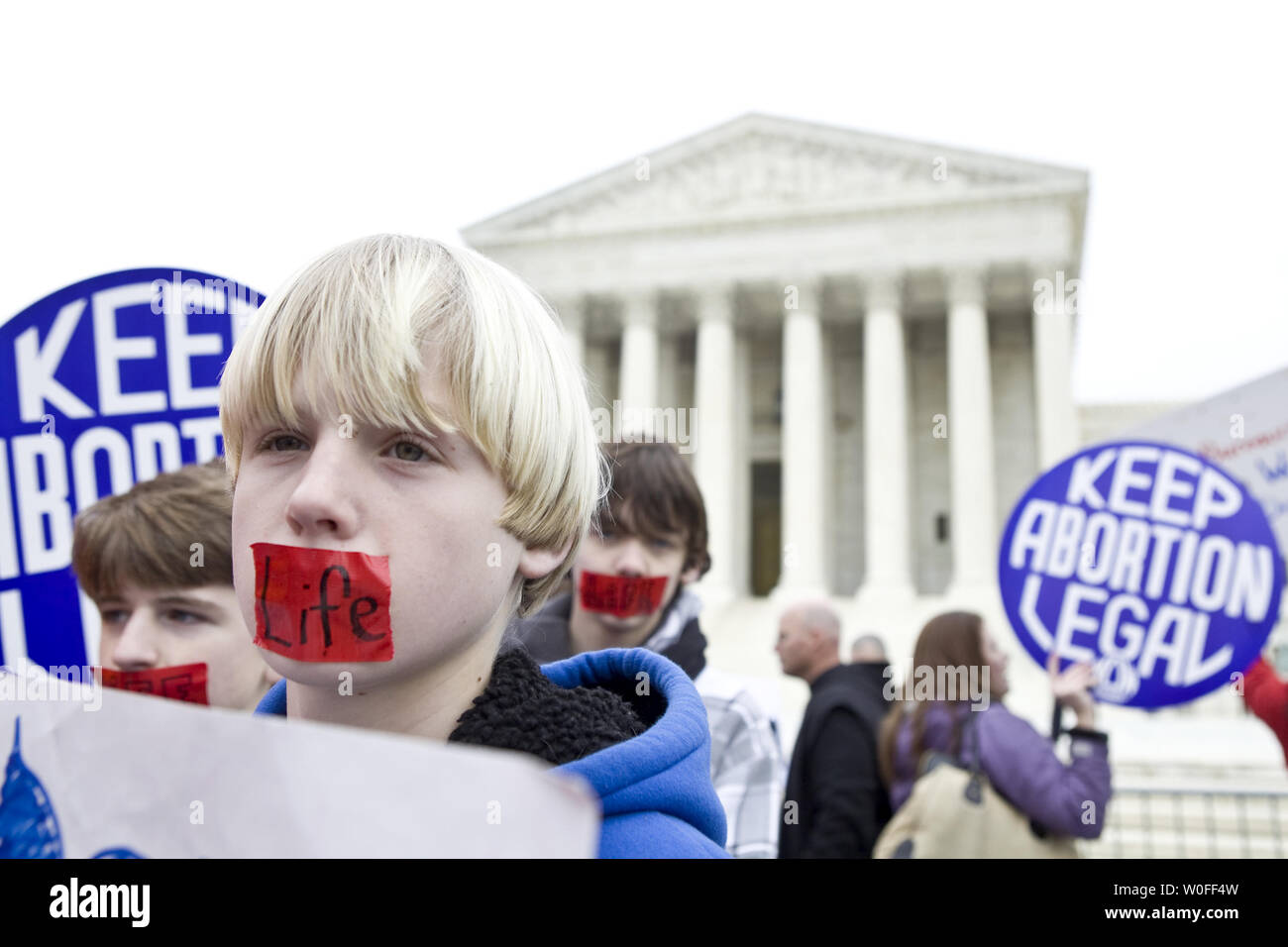 Leben und Pro-Choice Demonstranten vor dem Obersten Gerichtshof der USA auf der 37. Jahrestag des Roe v Wade Urteil des Obersten Gerichtshofs auf dem Capitol Hill in Washington demonstrieren am 22. Januar 2010. UPI/Madeline Marshall Stockfoto
