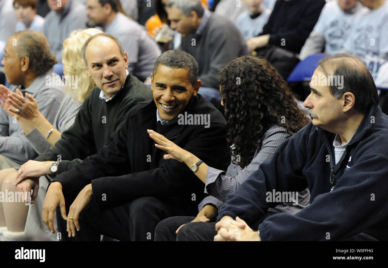 Us-Präsident Barack Obama (2.L) nimmt an einem College Basketball Spiel, Georgetown University vs Duke University, im Verizon Center in Washington am 30. Januar 2010. Mit dem Präsidenten sind (L, R) Phil Schiliro, Assistent des Präsidenten für legislative Angelegenheiten, Mona Sutphen, Weißes Haus stellvertretender Stabschef für Politik, und Senior Advisor David Axelrod. UPI/Alexis C Glenn Stockfoto