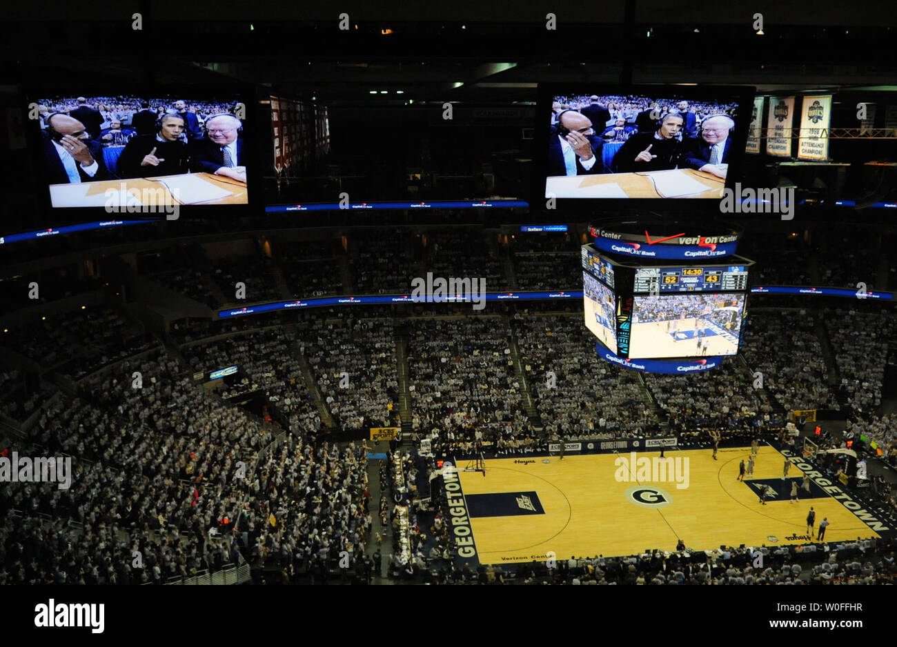 Us-Präsident Barack Obama ist auf einem TV-Bildschirm sitzen mit Kommentatoren an einen Men's College Basketball Spiel gesehen, Georgetown University vs Duke University, im Verizon Center in Washington am 30. Januar 2010. UPI/Alexis C Glenn Stockfoto