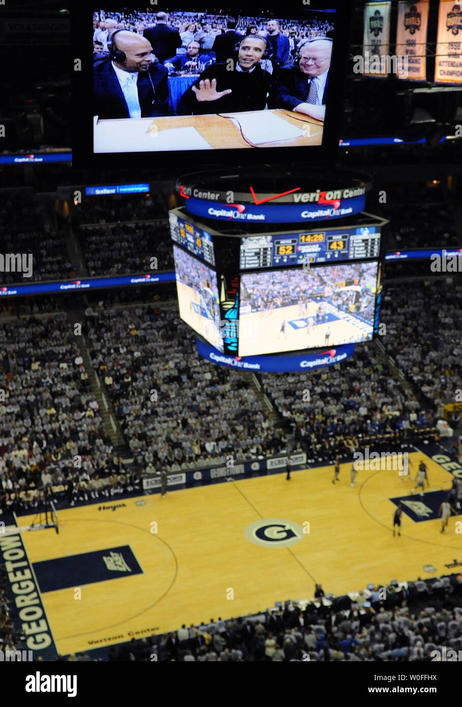 Us-Präsident Barack Obama ist auf einem TV-Bildschirm sitzen mit Kommentatoren an einen Men's College Basketball Spiel gesehen, Georgetown University vs Duke University, im Verizon Center in Washington am 30. Januar 2010. UPI/Alexis C Glenn Stockfoto