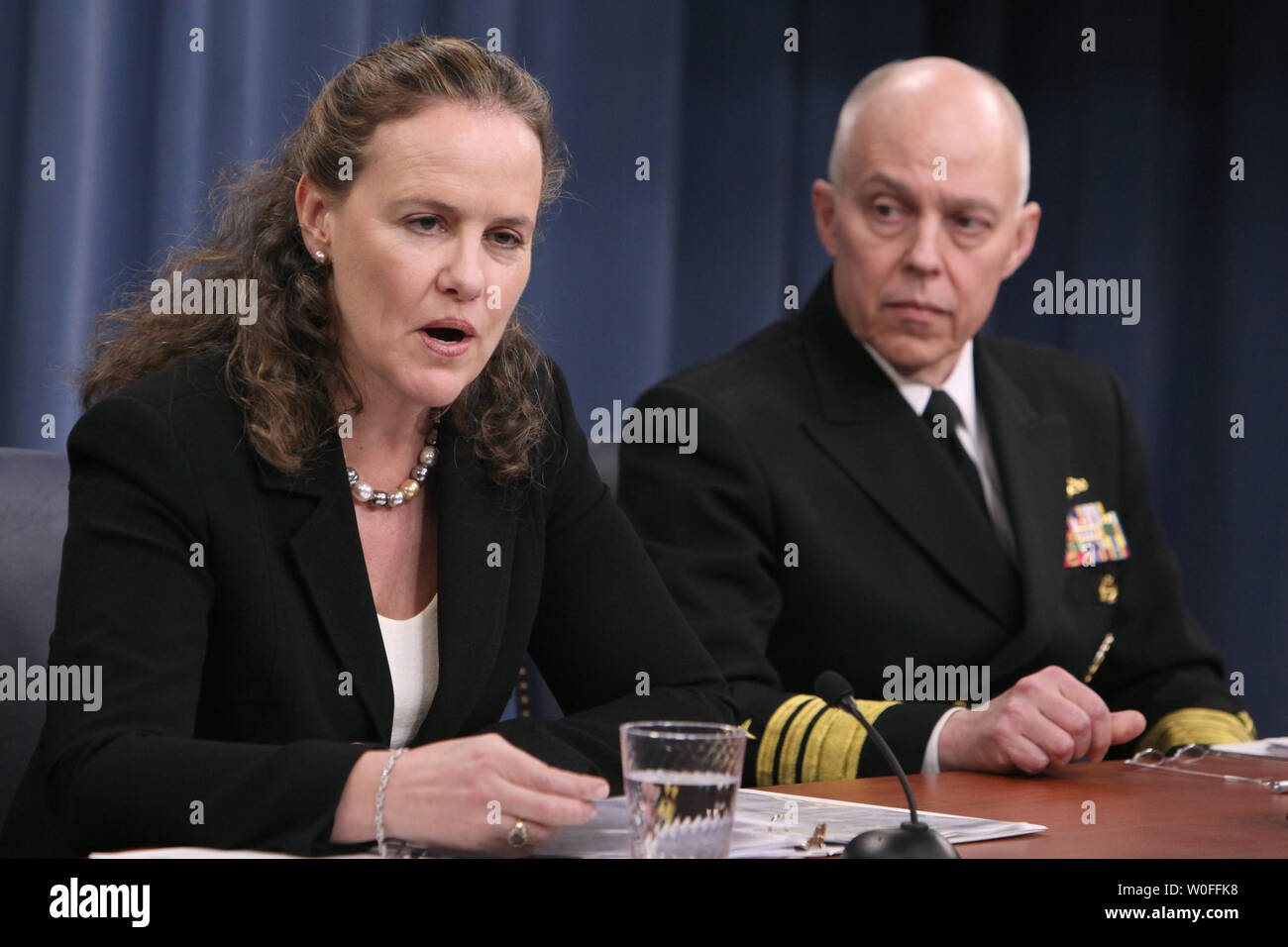 Unter Verteidigungsminister Michele Flournoy und Vice Admiral Steve Stanley (R) eine zusätzliche Krieg Finanzierung Anfrage an das Pentagon in Arlington, Virginia, 1. Februar 2010 diskutieren. UPI/Madeline Marshall. Stockfoto