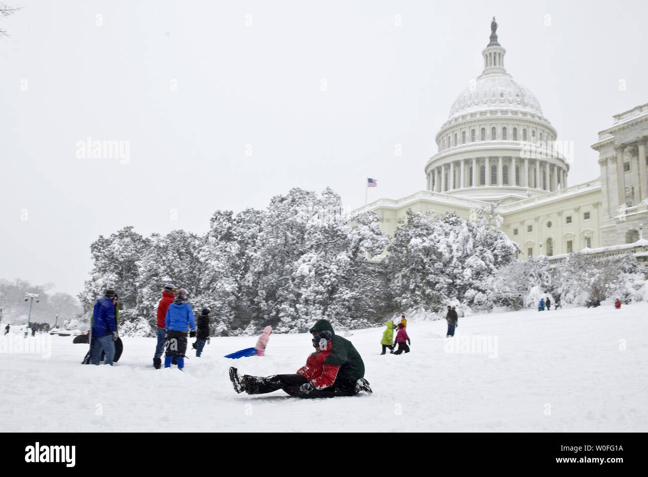 Menschen Schlitten auf der Westseite des US-Kapitol in Washington am 6.  Februar 2010. Der Schnee Sturm wird erwartet, der Größte zu sein,  Hauptstadt der Nation gesehen hat. UPI/Madeline Marshall Stockfotografie -  Alamy