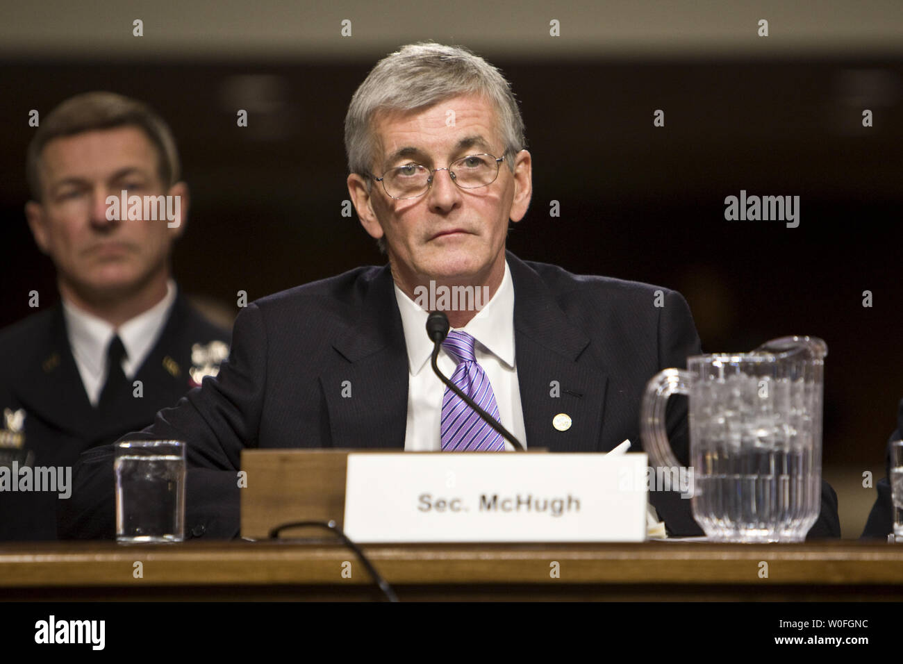 Sekretär der Armee John McHugh bezeugt vor dem Streitkräfteausschuss des Senats die Verteidigung Antrag auf Genehmigung für das GJ 2011 auf dem Capitol Hill in Washington, 20. Februar 2010 zu überprüfen. UPI/Madeline Marshall Stockfoto