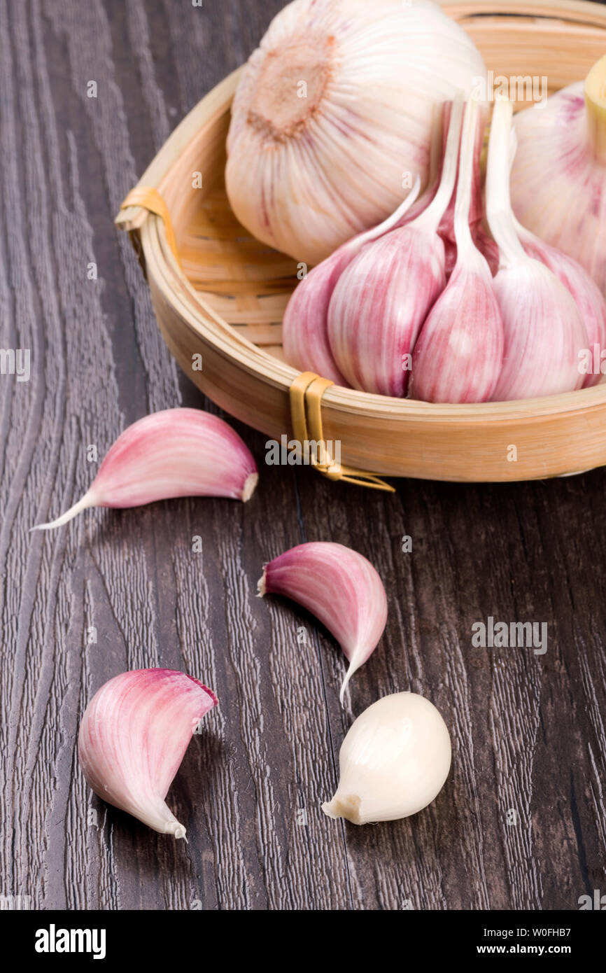 Knoblauch mit der haut Fotos und Bildmaterial in hoher Auflösung Alamy