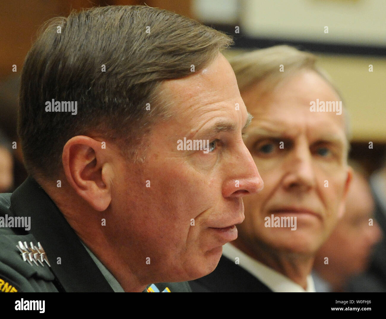 Us-Armee General David Petraeus, Commander, U.S. Central Command (L) und U.S. Navy Adm. Eric Olson, Commander, U.S. Special Operations Command, bezeugen vor dem House Armed Services Committee für das Geschäftsjahr Haushalt 2011 auf dem Capitol Hill in Washington am 17. März 2010. UPI/Roger L. Wollenberg Stockfoto