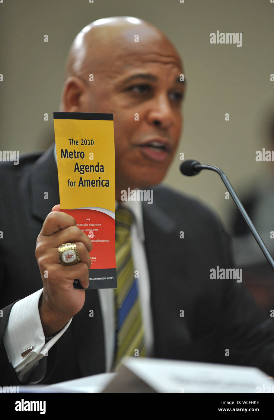 Trenton, New Jersey. Bürgermeister Douglas Palmer hält eine Broschüre über die 'Metro Agenda für Amerika", ein Programm zur Erstellung von Jobs, während der Congressional Black Caucus Anhörung über die Krise der chronisch Arbeitslosen in Amerikanischen, auf dem Capitol Hill in Washington am 17. März 2010. UPI/Kevin Dietsch Stockfoto