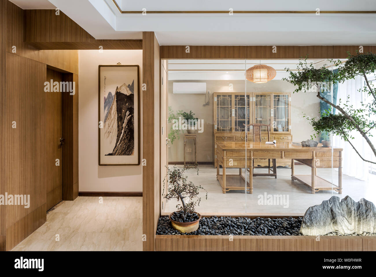 Haus, Möbel, Zimmer, Haus, Fenster, Haus, Innenausbau, Bestuhlung, Ferienwohnung, Luxus, Türen (gebäudeteile), Architektur, Tische, Teppiche, Eigenschaft, moderne, Böden, Stühle, Holz Stockfoto