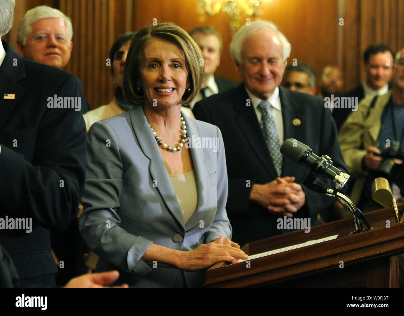 Sprecher des Repräsentantenhauses Nancy Pelosi (D-CA) (C) auf einer Pressekonferenz nach der Gesundheitsreform Rechnung durch das Repräsentantenhaus verabschiedet Mit den Stimmen von 219-212, auf dem Capitol Hill in Washington am 21. März 2010 spricht. Präsident Obama wird erwartet, dass die Rechnung in dem Gesetz in den nächsten Tagen unterzeichnen. UPI/Kevin Dietsch Stockfoto