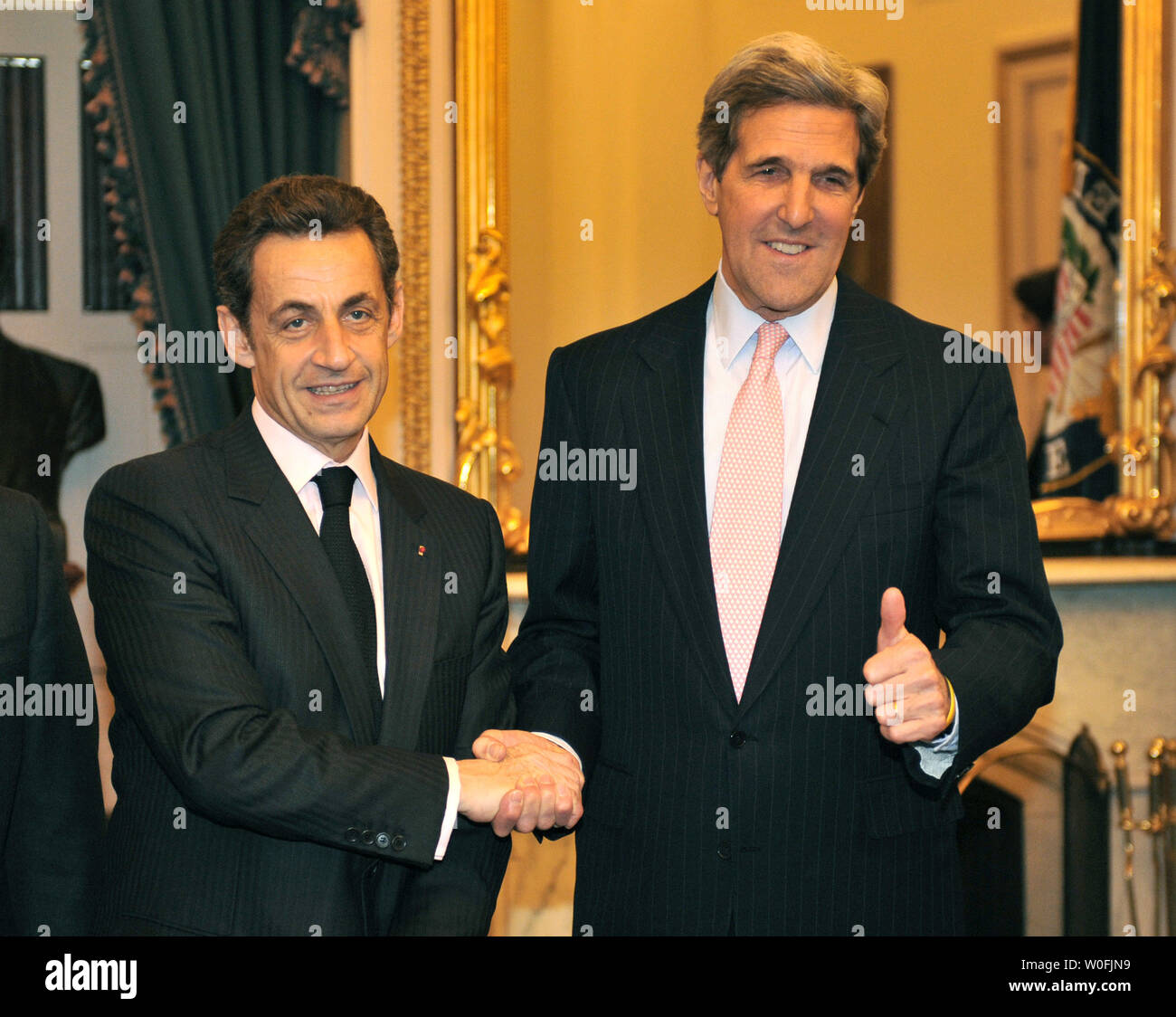 Der französische Präsident Nicolas Sarkozy (L) trifft sich mit Senat des Auswärtigen Ausschusses Vorsitzender John Kerry (D-MA) auf dem Capitol Hill in Washington am 30. März 2010. UPI/Kevin Dietsch Stockfoto
