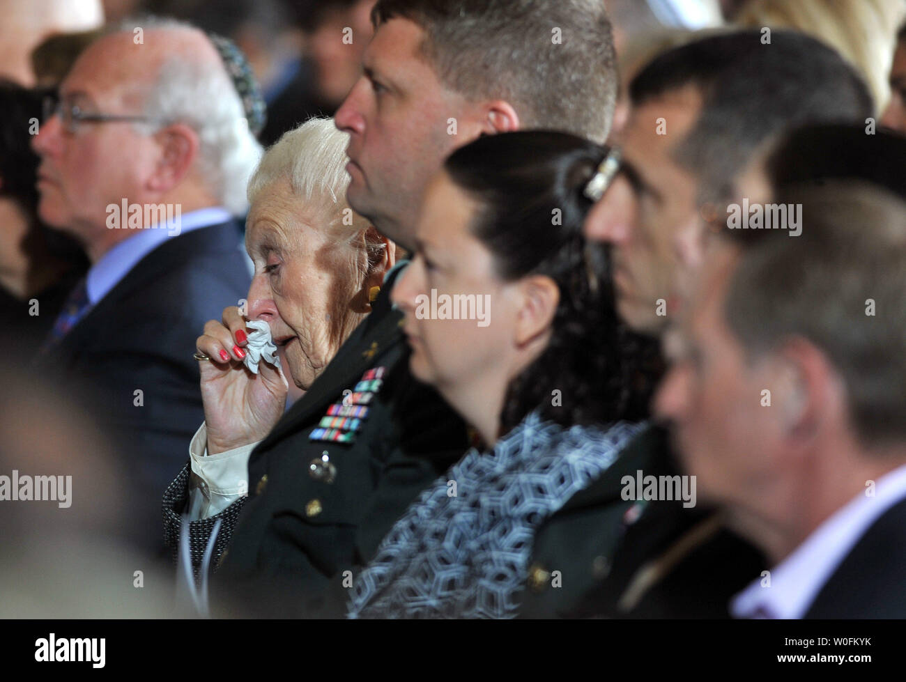 Eine Frau wischt die Tränen aus dem Gesicht während des Holocaust Gedenktag Zeremonie im US-Kapitol in Washington am 15. April 2010. Die Zeremonie, die zum Teil durch das United States Holocaust Memorial Museum stattfand, gedachte der 65. Jahrestag der Befreiung der nationalsozialistischen Konzentrationslager. UPI/Kevin Dietsch Stockfoto
