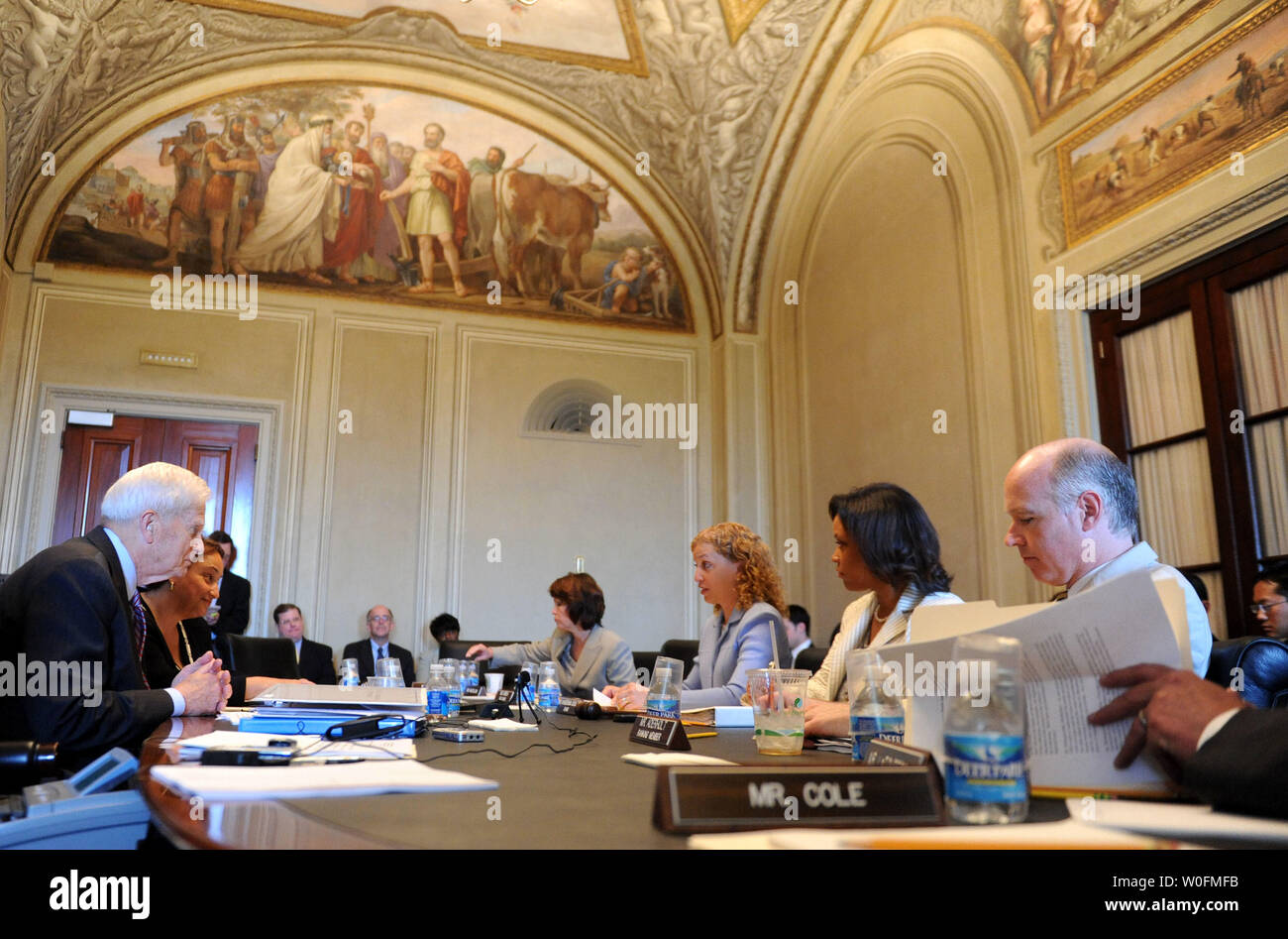 Bibliothekar des Kongresses James Billington (L) bezeugt vor eine Legislative Unterausschuss Anhörung zum FY Budget 2011 für den Kongress, die Staatsdruckerei und die offene Welt Leadership Centre, in Washington am 21. April 2010. UPI/Kevin Dietsch Stockfoto