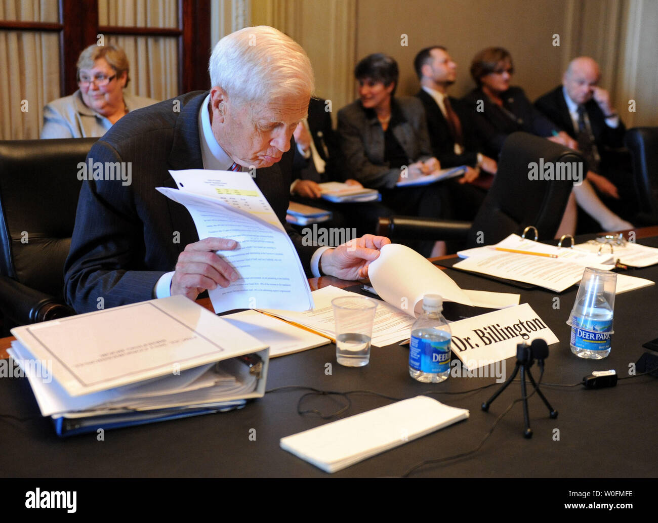 Bibliothekar des Kongresses James Billington liest durch Notizen vor Zeugen vor einer Legislative Unterausschuss Anhörung zum FY Budget 2011 für den Kongress, die Staatsdruckerei und die offene Welt Leadership Centre, in Washington am 21. April 2010. UPI/Kevin Dietsch Stockfoto