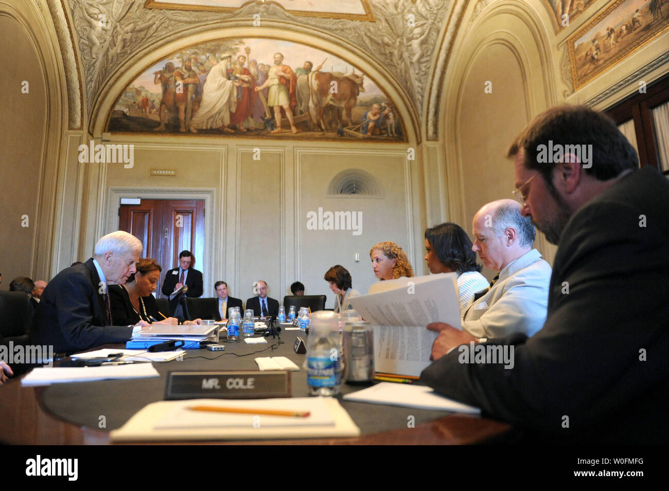 Bibliothekar des Kongresses James Billington (L) bezeugt vor eine Legislative Unterausschuss Anhörung zum FY Budget 2011 für den Kongress, die Staatsdruckerei und die offene Welt Leadership Centre, in Washington am 21. April 2010. UPI/Kevin Dietsch Stockfoto