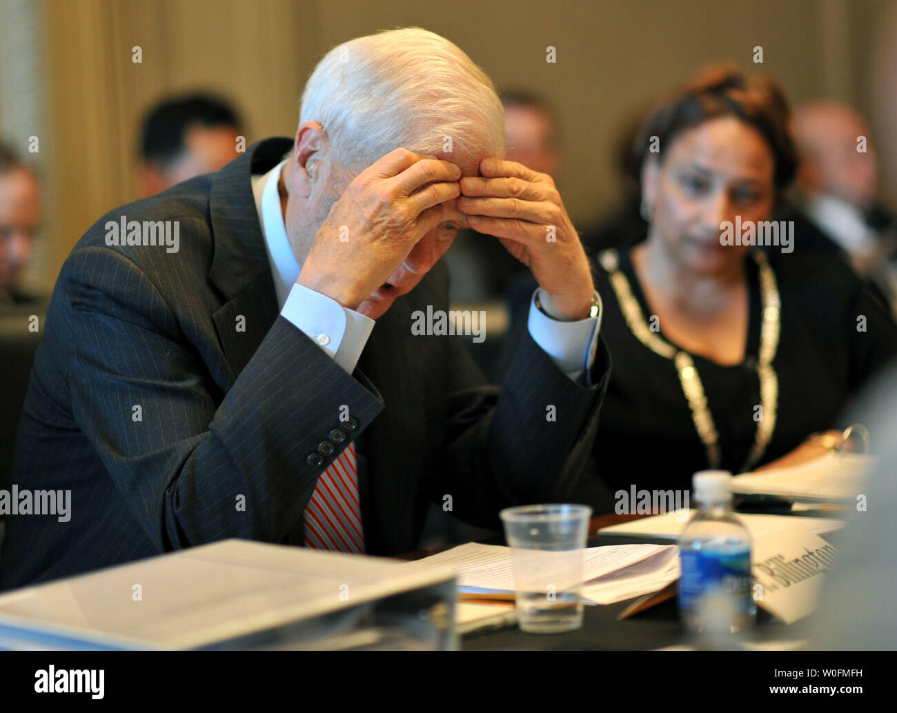 Bibliothekar des Kongresses James Billington (L) und JoAnn Jenkins (R), CFO der Bibliothek des Kongresses, bezeugen, bevor eine Legislative Unterausschuss Anhörung zum FY Budget 2011 für den Kongress, die Staatsdruckerei und die offene Welt Leadership Centre, in Washington am 21. April 2010. UPI/Kevin Dietsch Stockfoto