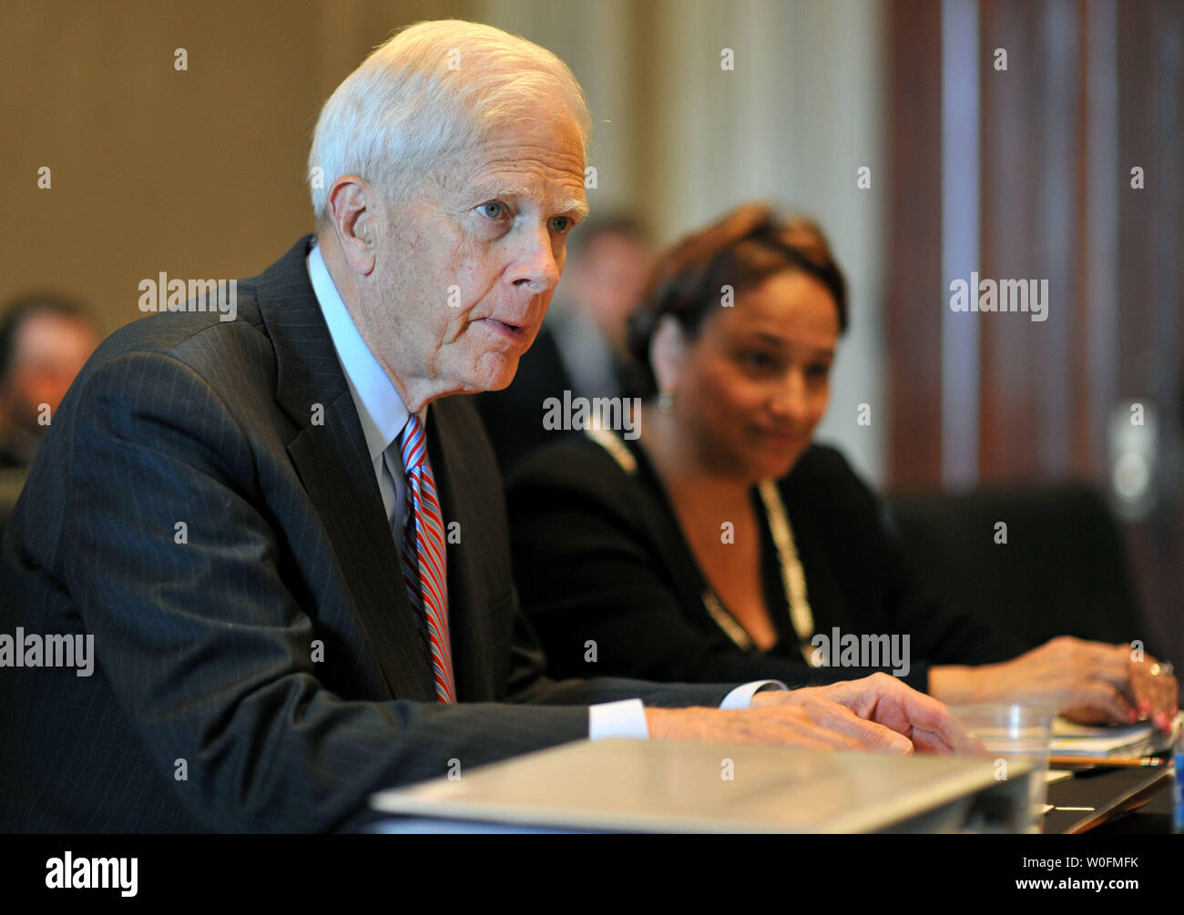 Bibliothekar des Kongresses James Billington (L) und JoAnn Jenkins (R), CFO der Bibliothek des Kongresses, bezeugen, bevor eine Legislative Unterausschuss Anhörung zum FY Budget 2011 für den Kongress, die Staatsdruckerei und die offene Welt Leadership Centre, in Washington am 21. April 2010. UPI/Kevin Dietsch Stockfoto