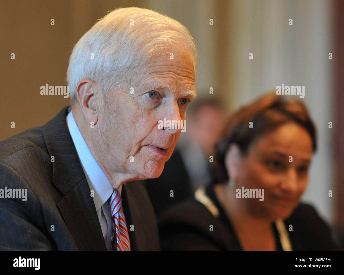 Bibliothekar des Kongresses James Billington (L) und JoAnn Jenkins (R), CFO der Bibliothek des Kongresses, bezeugen, bevor eine Legislative Unterausschuss Anhörung zum FY Budget 2011 für den Kongress, die Staatsdruckerei und die offene Welt Leadership Centre, in Washington am 21. April 2010. UPI/Kevin Dietsch Stockfoto