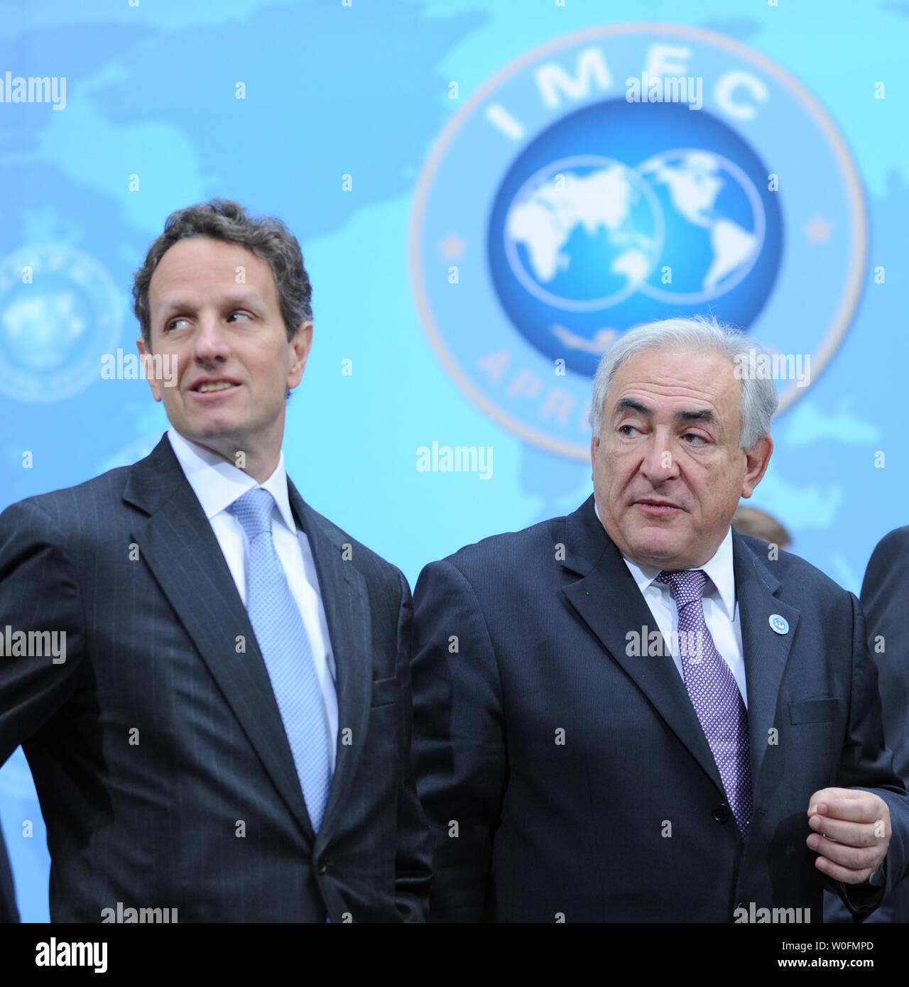 Internationaler Währungsfonds (IWF) Geschäftsführender Direktor Dominique Strauss-Kahn (R) und US-Finanzminister Tim Geithner sprechen nach der Internationalen Währungs- und Finanzausschusses Gruppenfoto während der IWF und die Weltbank Frühjahrstagung in Washington am 24. April 2010. UPI/Alexis C Glenn Stockfoto
