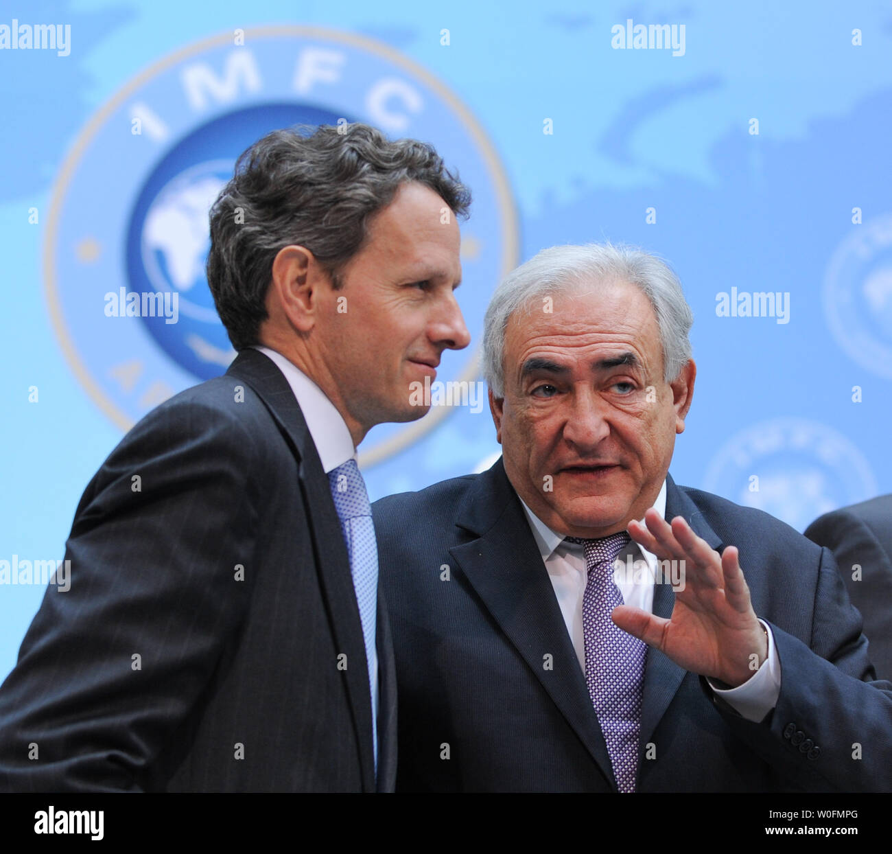 Internationaler Währungsfonds (IWF) Geschäftsführender Direktor Dominique Strauss-Kahn (R) und US-Finanzminister Tim Geithner sprechen nach der Internationalen Währungs- und Finanzausschusses Gruppenfoto während der IWF und die Weltbank Frühjahrstagung in Washington am 24. April 2010. UPI/Alexis C Glenn Stockfoto