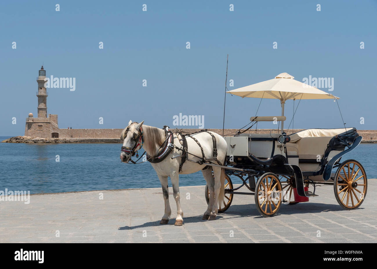 Chania, Kreta, Griechenland, Juni 2019. Kutsche auf dem alten Venetion Hafen in Chania wartenden Fahrgäste auf einer Fahrt zu nehmen. Stockfoto