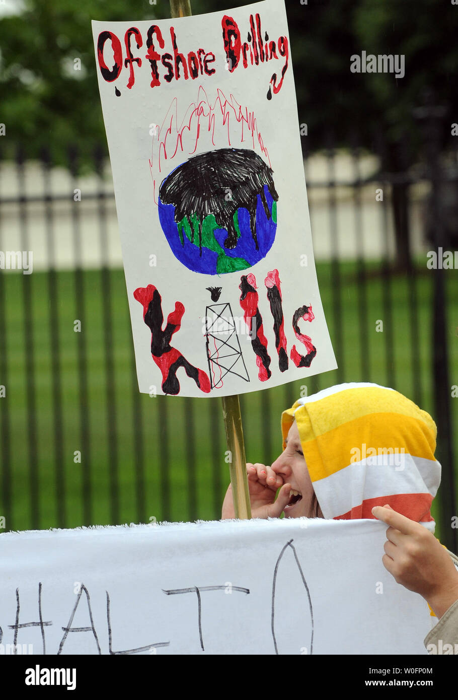 Umweltaktivisten halten eine Kundgebung offshore Bohrungen nach Öl mit einem 50-Fuß zu protestieren - lange Banner mit der Meldung "Präsident Obama: Dies ist Ihr rohöl Erwachen" auf der Pennsylvania Avenue vor dem Weißen Haus in Washington am 11. Mai 2010. Der Protest kommt in der British Petroleum Deepwater Horizon Ölpest im Golf von Mexiko. UPI/Roger L. Wollenberg Stockfoto