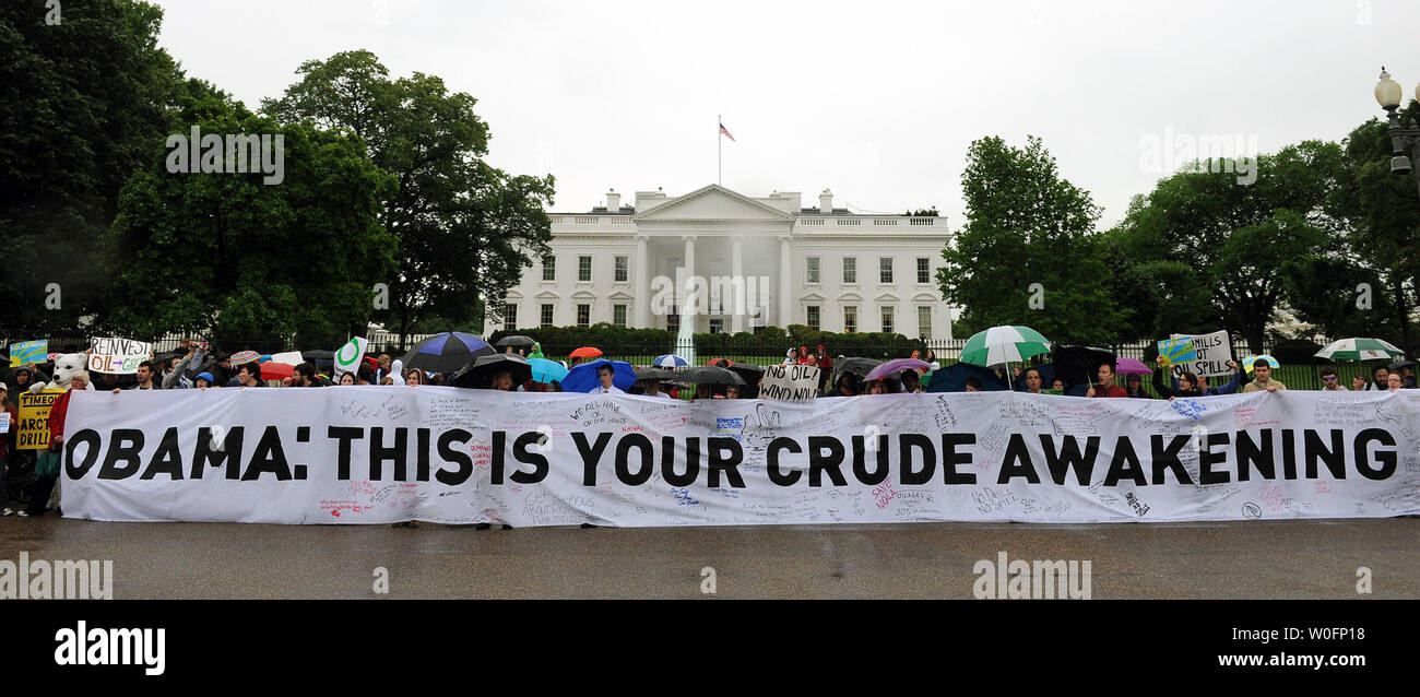 Umweltaktivisten halten eine Kundgebung offshore Bohrungen nach Öl mit einem 50-Fuß zu protestieren - lange Banner mit der Meldung "Präsident Obama: Dies ist Ihr rohöl Erwachen" auf der Pennsylvania Avenue vor dem Weißen Haus in Washington am 11. Mai 2010. Der Protest kommt in der British Petroleum Deepwater Horizon Ölpest im Golf von Mexiko. UPI/Roger L. Wollenberg Stockfoto