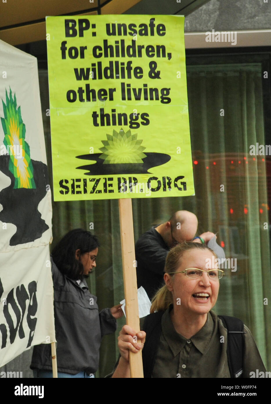 Die Demonstranten versammeln sich außerhalb der British Petroleum (BP) Amoco Corporation Government Affairs Office in Washington am 12. Mai 2010. Sie riefen für den Kongress von BP zur Beschlagnahme von Vermögenswerten für die ökologische Katastrophe, die durch die Ölpest nach dem 20. April Explosion der Bohrinsel "Deepwater Horizon" zahlen. UPI/Alexis C Glenn Stockfoto