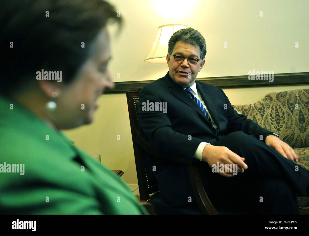 Supreme Court nominee Elena Kagan (L) trifft mit Sen Al Franken (D-MN) in seinem Büro auf dem Capitol Hill in Washington am 18. Mai 2010. UPI/Kevin Dietsch Stockfoto