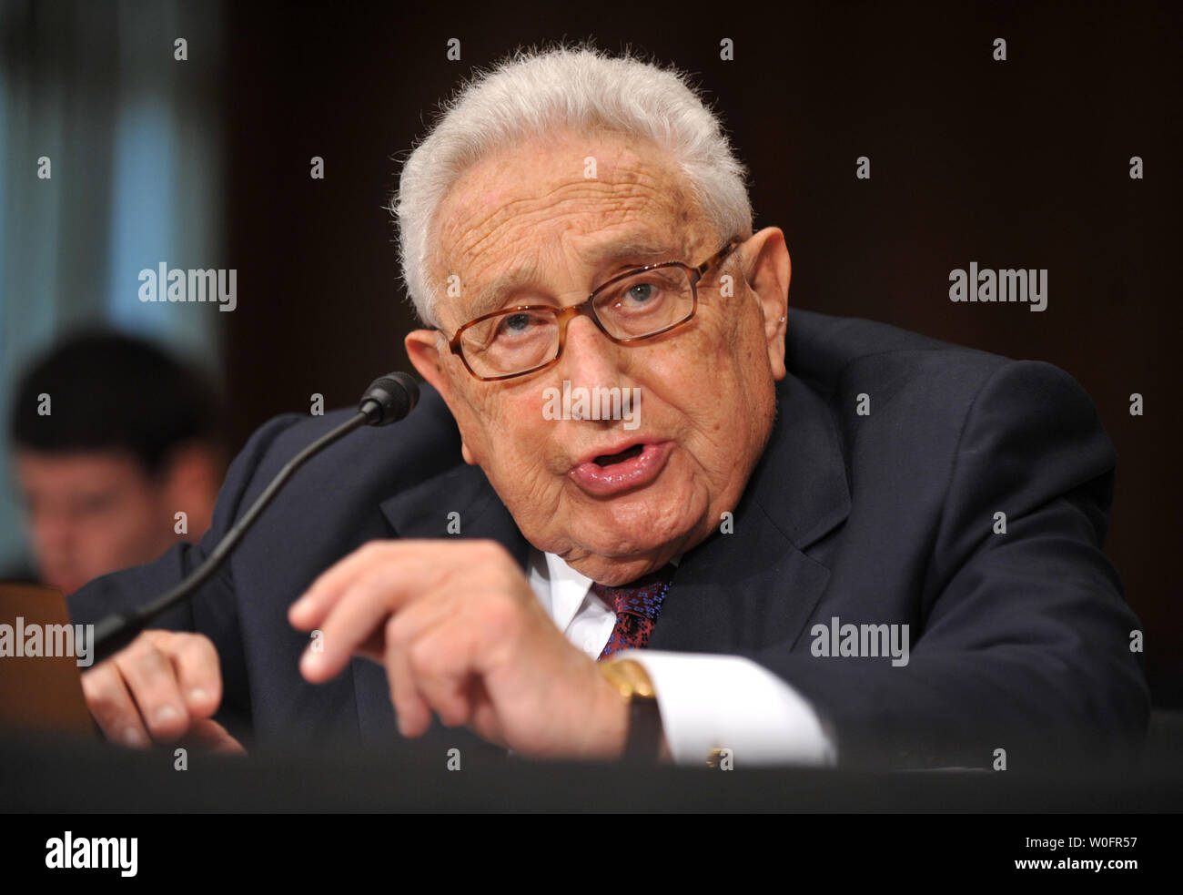Der frühere Außenminister Henry Kissinger bezeugt vor einem Senat des Auswärtigen Ausschusses Anhörung über die Rolle der strategischen Rüstungskontrolle in der Welt nach dem kalten Krieg mit Schwerpunkt auf den USA Russland Strategic Arms Reduction Vertrag in Washington am 25. Mai 2010. UPI/Kevin Dietsch Stockfoto