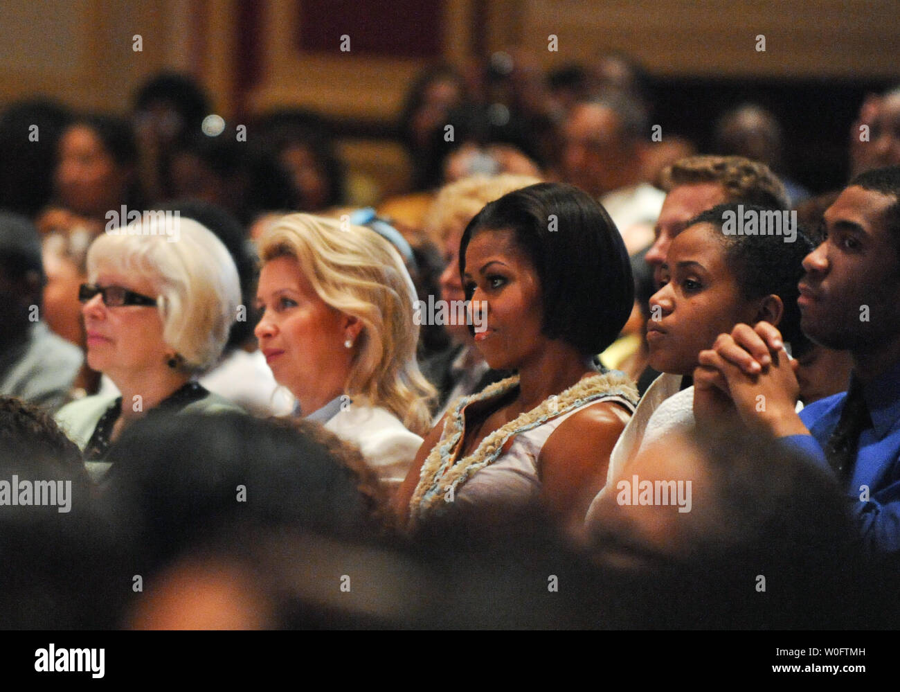First Lady Michelle Obama (C) und First Lady von Russland Svetlana Medvedeva (2 L) eine Musik und Tanz Performance an der Duke Ellington Schule der Künste in Washington am 24. Juni 2010 teilnehmen. UPI/Alexis C Glenn Stockfoto
