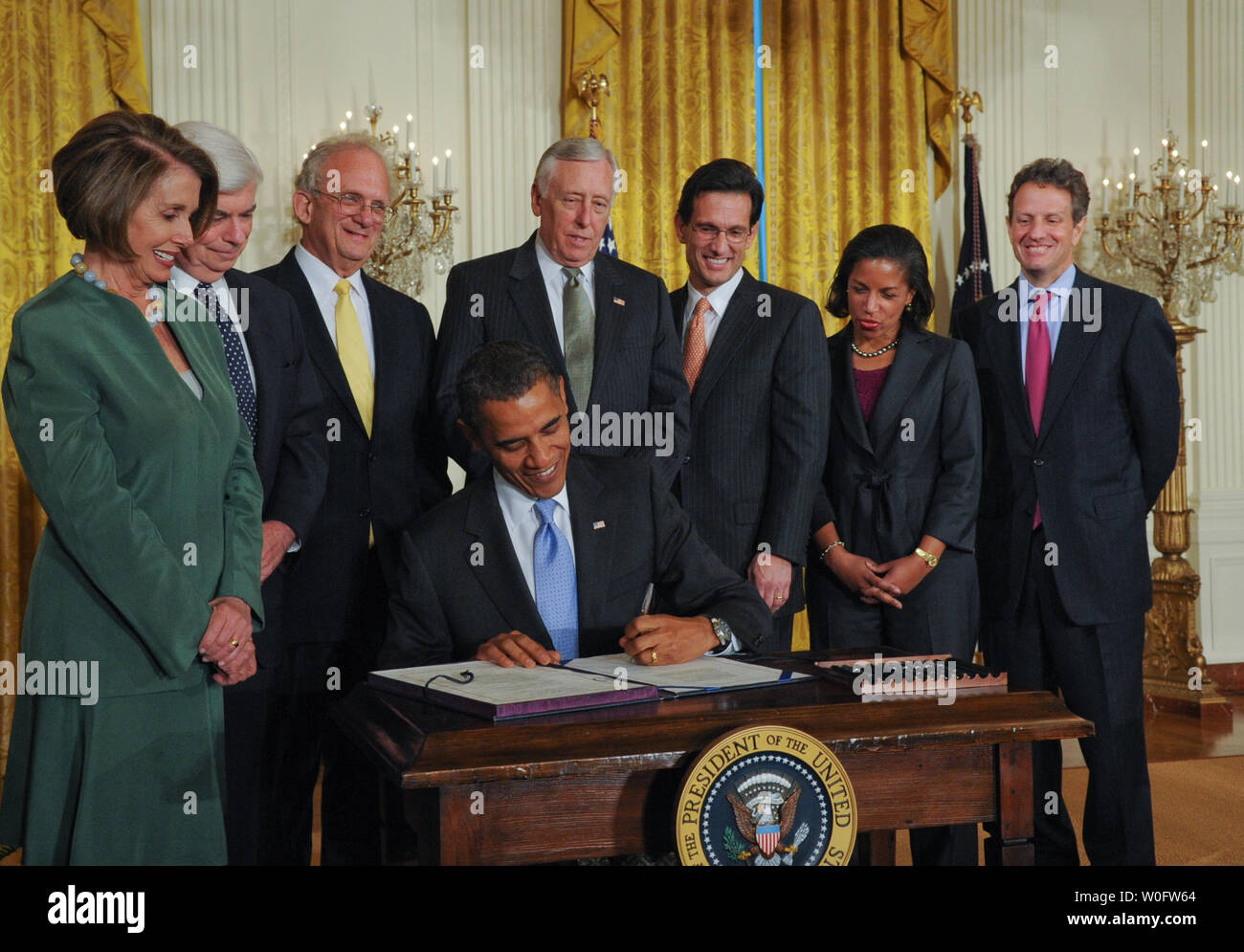 Us-Präsident Barack Obama unterzeichnet der Iran Sanktionen Rechnung, als (L und R) Sprecher des Repräsentantenhauses Nancy Pelosi (D-CA), Senator Chris Dodd (D-CT), Rep. Howard Berman (D-CA), Haus-Majorität Führer Steny Hoyer (D-MD), Rep. Eric Cantor (R-VA), Botschafter bei den Vereinten Nationen Susan Rice und Finanzminister Tim Geithner auf, Zeichen der Iran Sanktionen Rechnung im East Room des Weißen Hauses in Washington am 1. Juli 2010. UPI/Alexis C Glenn Stockfoto