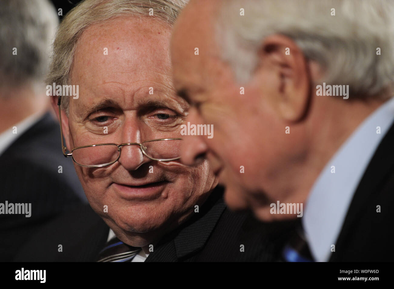 Senator Carl Levin (D-MI) (L) und sein Bruder Rep. Sandy Levin (D-MI), wie sie für US-Präsident Barack Obama warten, der Iran Sanktionen Rechnung im East Room des Weißen Hauses in Washington am 1. Juli 2010 zu unterzeichnen. UPI/Alexis C Glenn Stockfoto