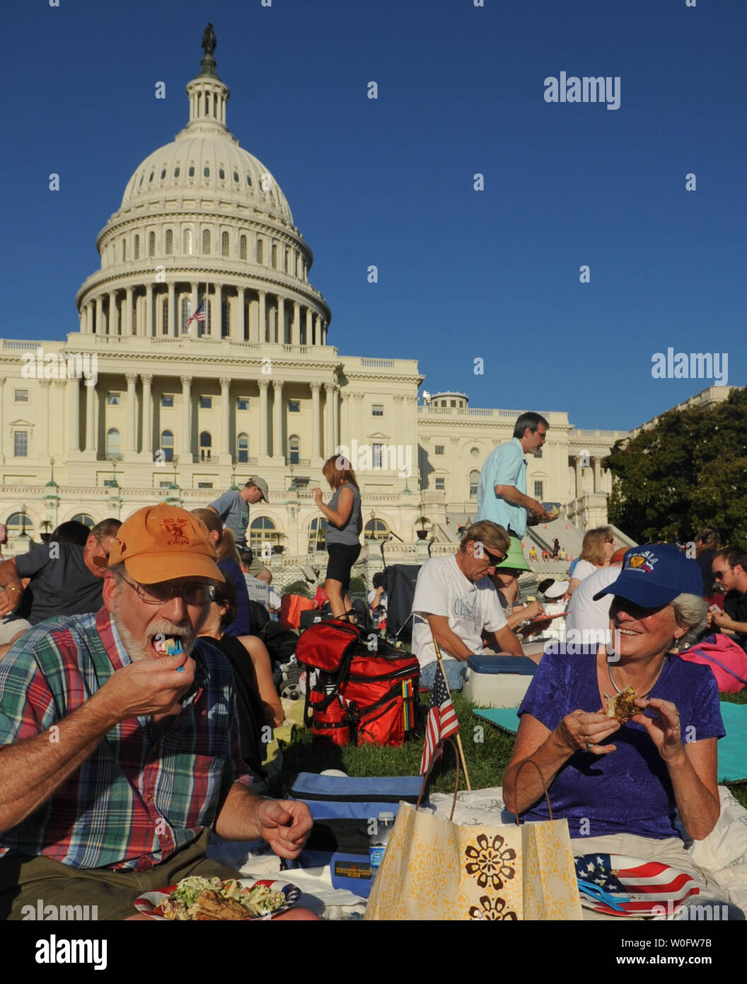 Rob White und Lynn Owings, von Arlington, Virginia, Picknick von der U.S. Capitol Gebäude vor dem Capitol vierte Probe 2010 auf der National Mall in Washington am 3. Juli 2010. UPI/Alexis C Glenn Stockfoto