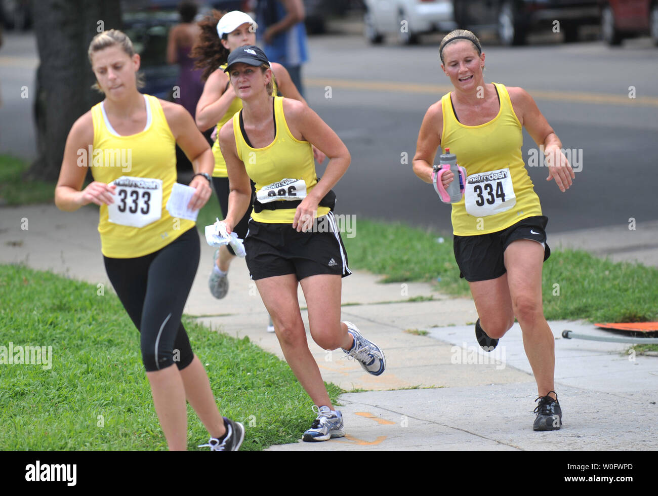 Läufer konkurrieren in der Metro Dash DC-Rennen in Washington am 17. Juli 2010. Die Metro Dash ist dafür ausgelegt, einen ultimativen Test von Sportlichkeit, Senden von Konkurrenten Straßen der Stadt auf der Suche nach verstreuten körperliche Herausforderung Punkte bestehend aus Intervall Workouts und Stärke Herausforderungen zu laufen. Stockfoto