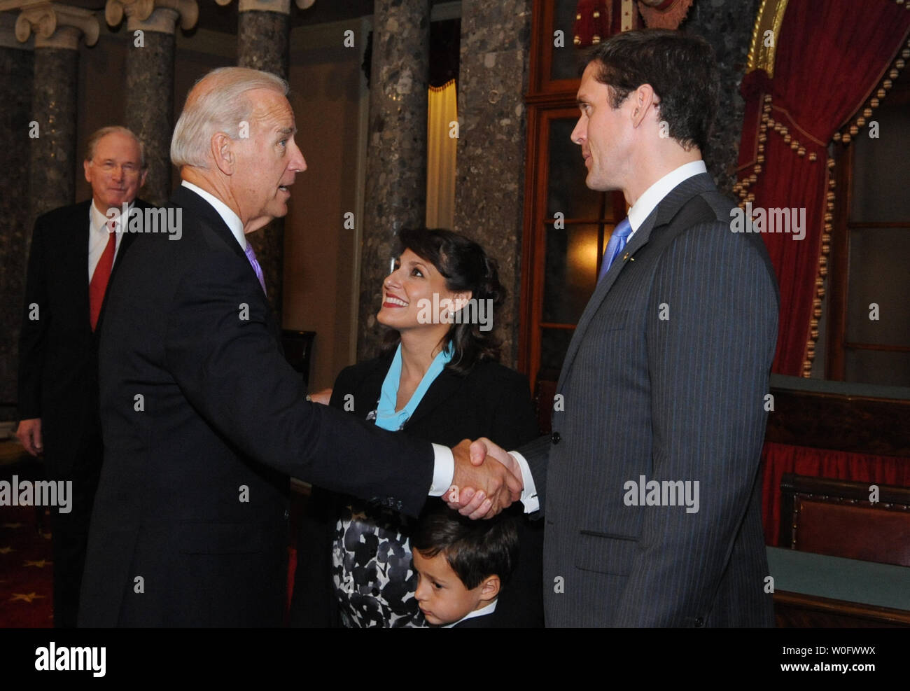 Vizepräsident Joe Biden (L) grüsst Sen Carte Goodwin (D-WV) (R), seine Frau Rochelle Ann Goodwin und seiner 4-jährigen Sohn Wesley, als Sen. John rockefeller (D-WV) auf, vor dem Sen Goodwin nimmt in seinem mock Vereidigung auf dem Capitol Hill in Washington am 20. Juli 2010 sieht. Sen Goodwin, der ist derzeit der jüngste Senator, ersetzt die älteste Senator Robert Byrd, der im Juni starb. UPI/Alexis C Glenn Stockfoto