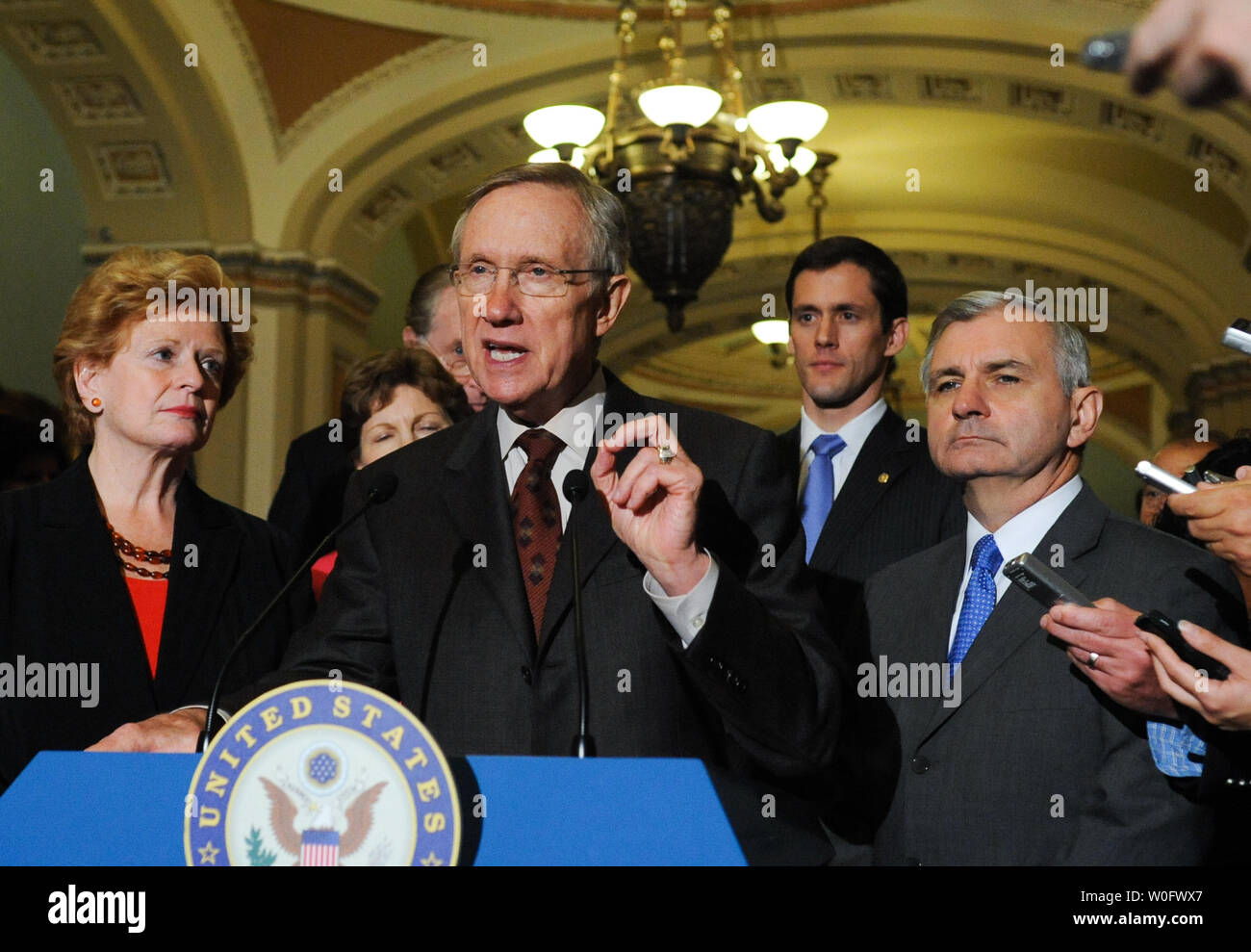 Mehrheitsführer im Senat, Harry Reid (D-NV) spricht nach der Senat mit 60-40 eine Verlängerung des Arbeitslosengeldes auf dem Capitol Hill in Washington am 20. Juli 2010 zu genehmigen. Senator Jack Reed (D-RI) (R), Sen. Debbie Stabenow (D-MI) (L) und Sen.-Carte Goodwin (D-WV) (2 R) Der heute vereidigte den späten Senator Robert Byrd zu ersetzen, hören. UPI/Alexis C Glenn Stockfoto