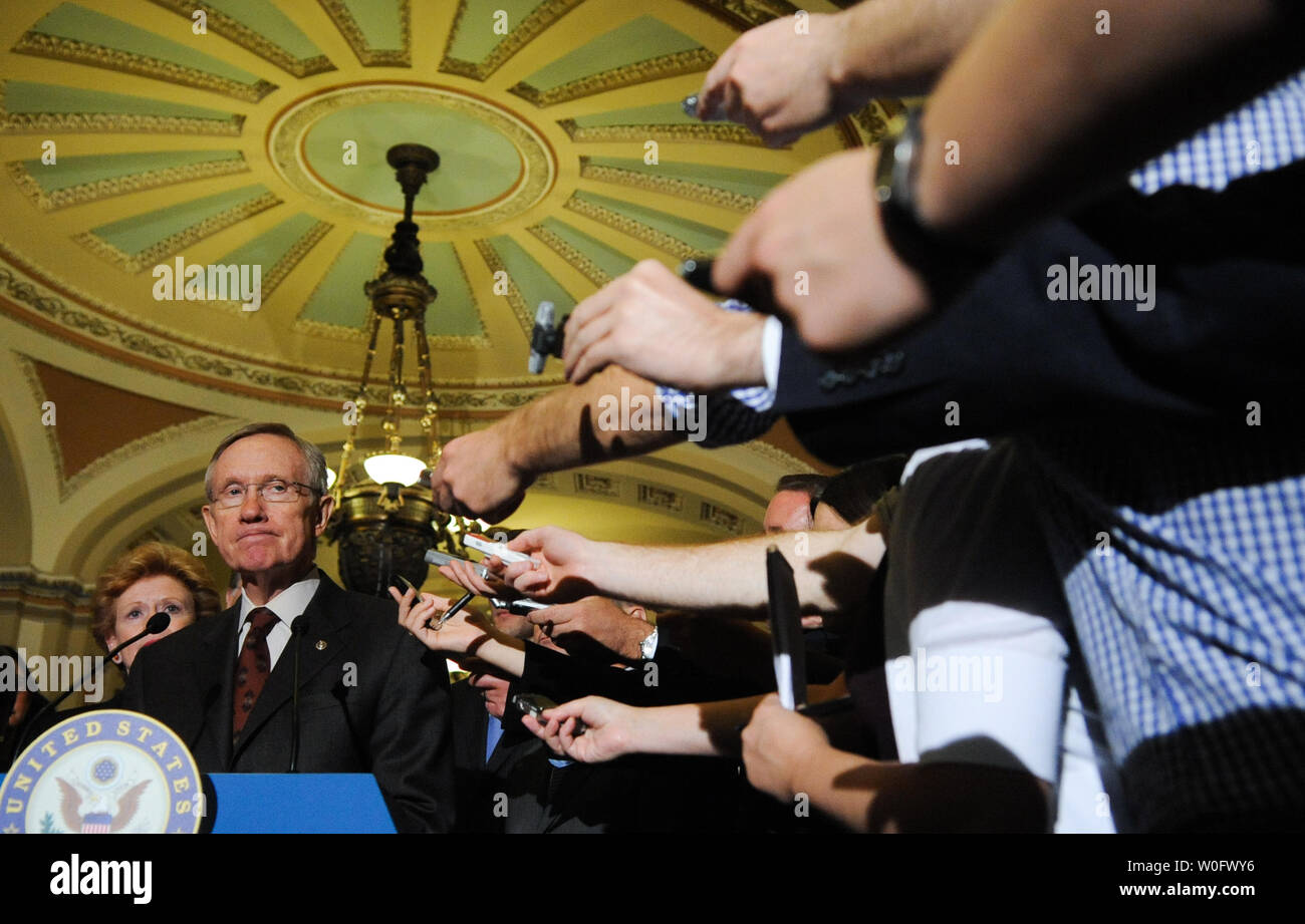 Mehrheitsführer im Senat, Harry Reid (D-NV) spricht nach der Senat mit 60-40 eine Verlängerung des Arbeitslosengeldes auf dem Capitol Hill in Washington am 20. Juli 2010 zu genehmigen. UPI/Alexis C Glenn Stockfoto